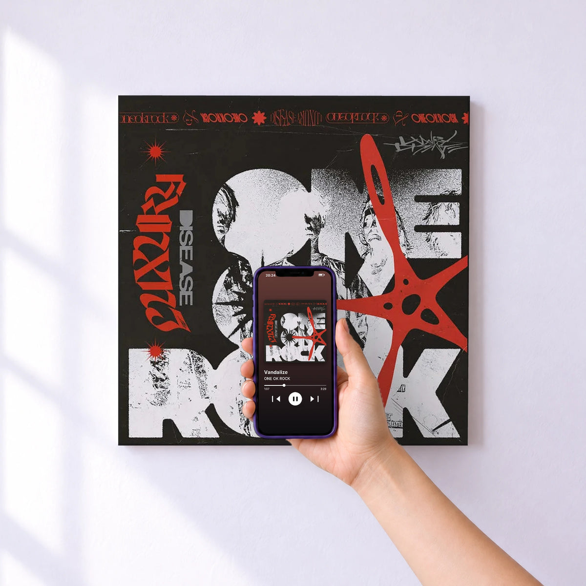 Affiche connectée Vandalize de ONE OK ROCK au mur : l'album se lance en approchant le téléphone
