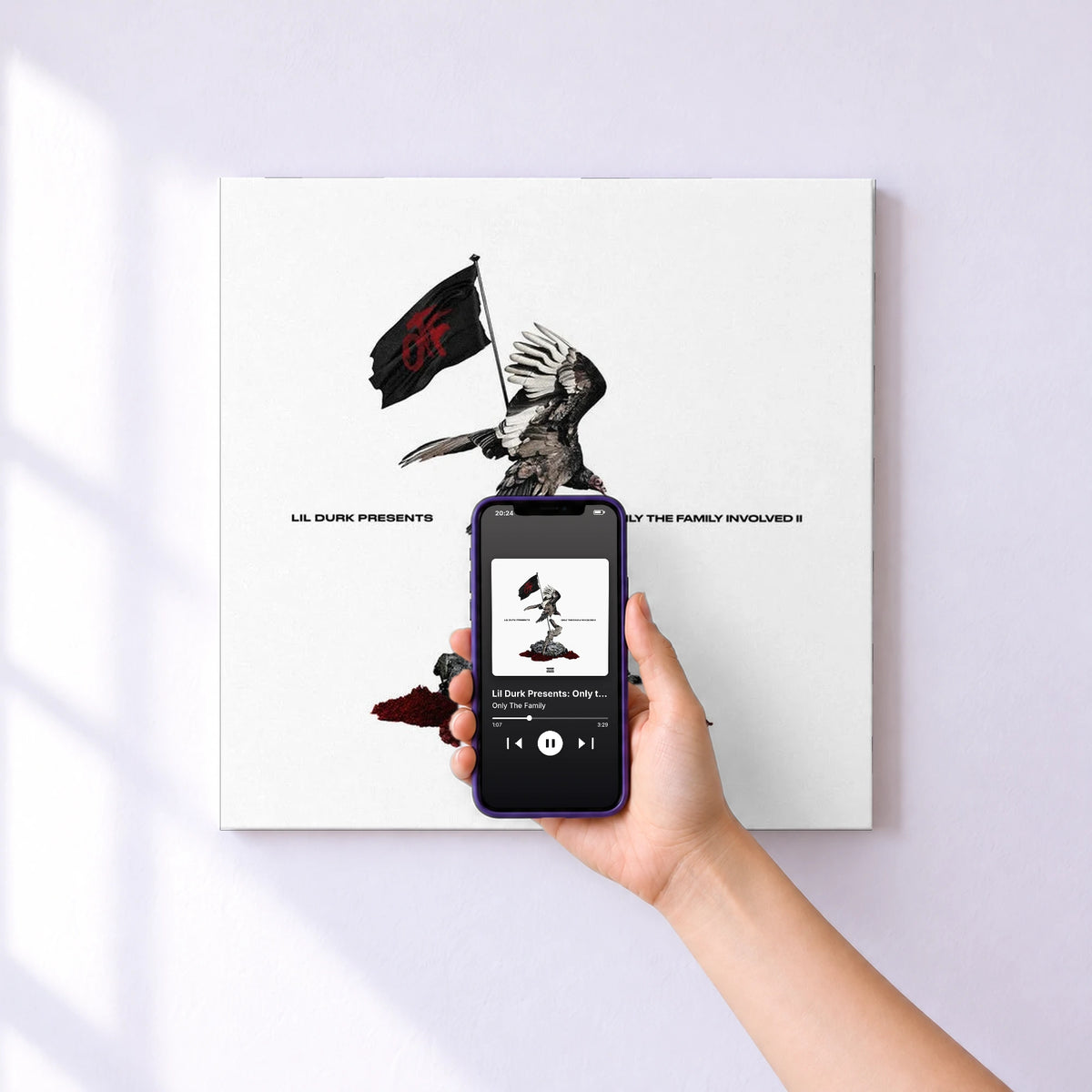 Affiche connectée Lil Durk Presents: Only the Family Involved, Vol. 2 de Only The Family au mur : l'album se lance en approchant le téléphone