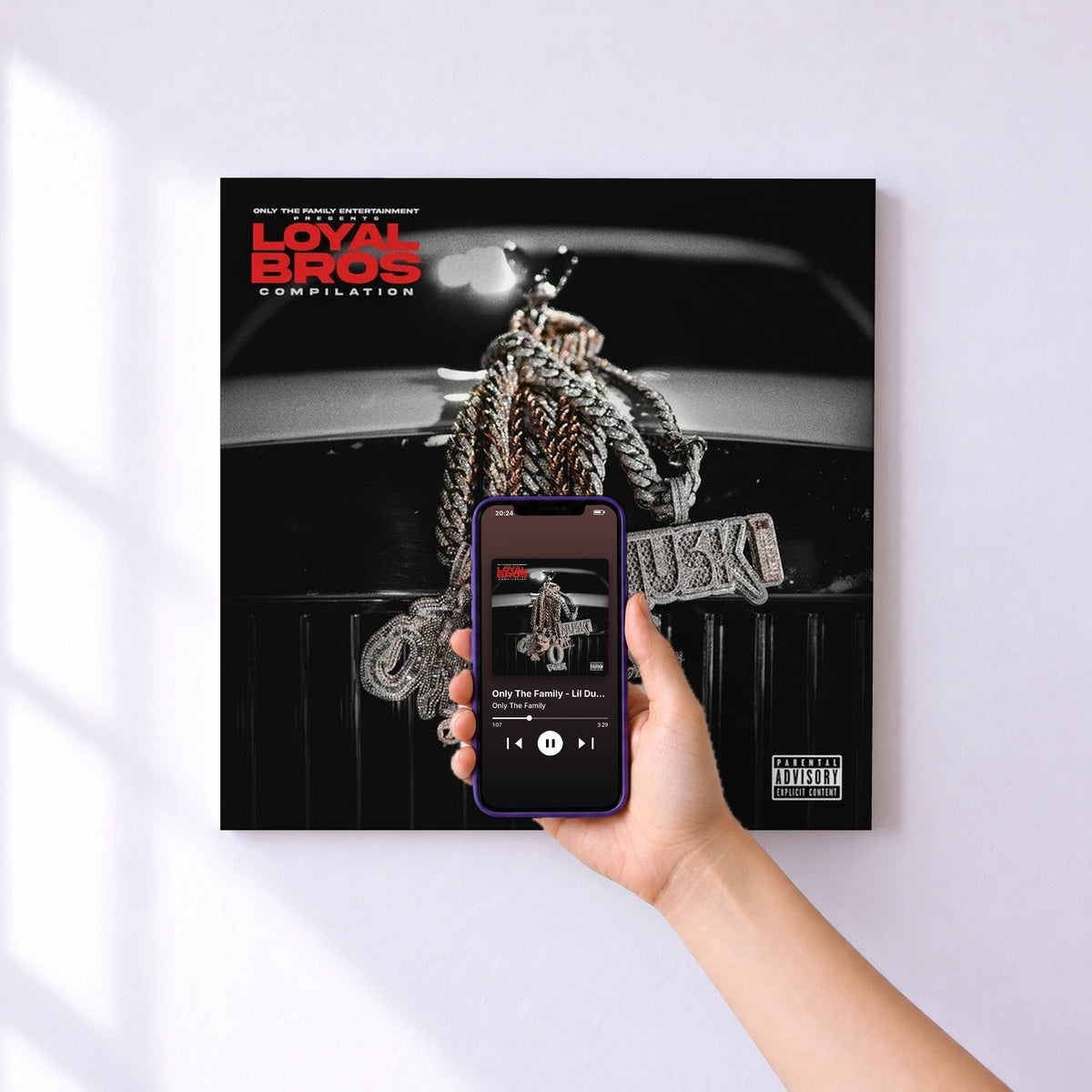 Affiche connectée Only The Family - Lil Durk Presents: Loyal Bros de Only The Family au mur : l'album se lance en approchant le téléphone