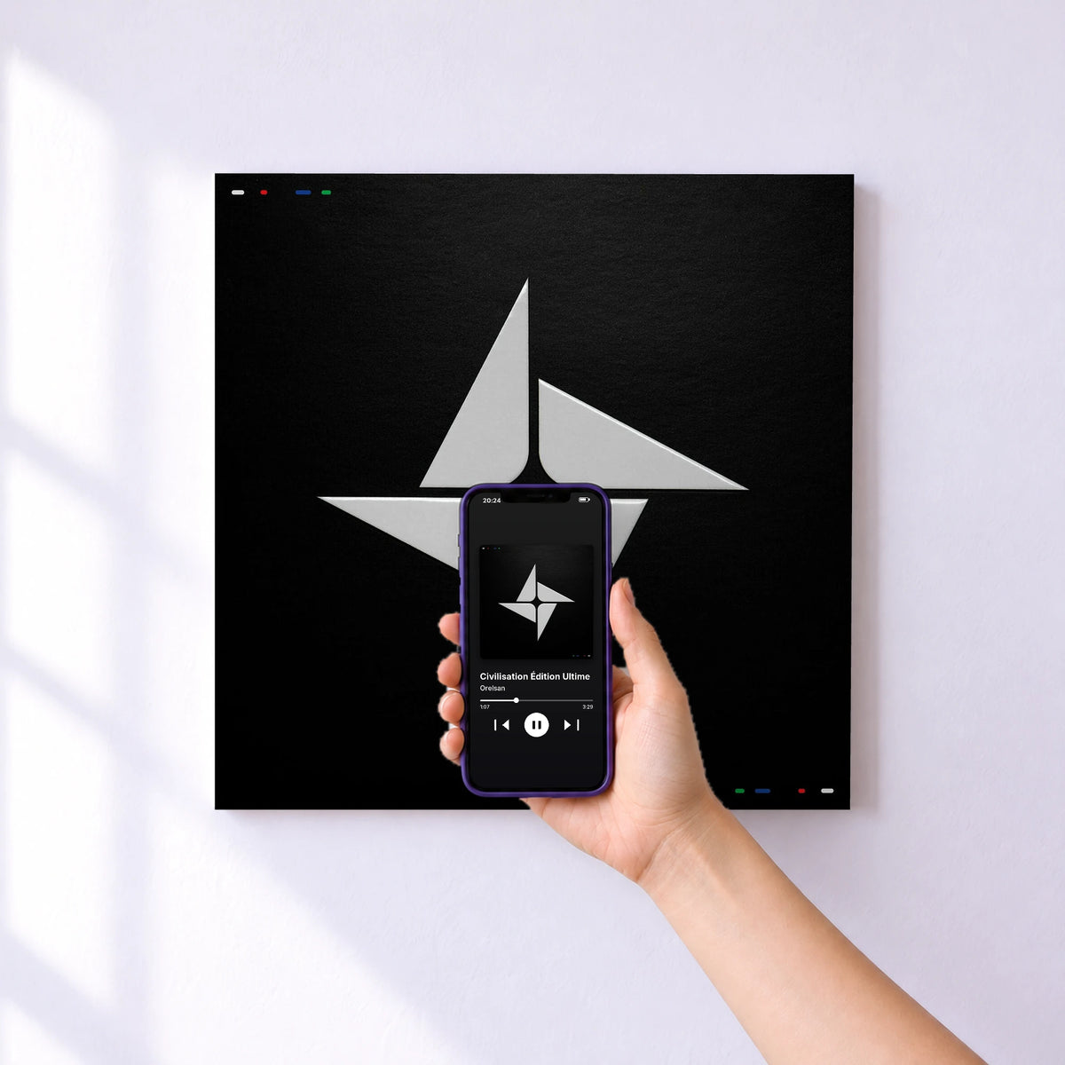 Affiche connectée Civilisation Édition Ultime de Orelsan au mur : l'album se lance en approchant le téléphone