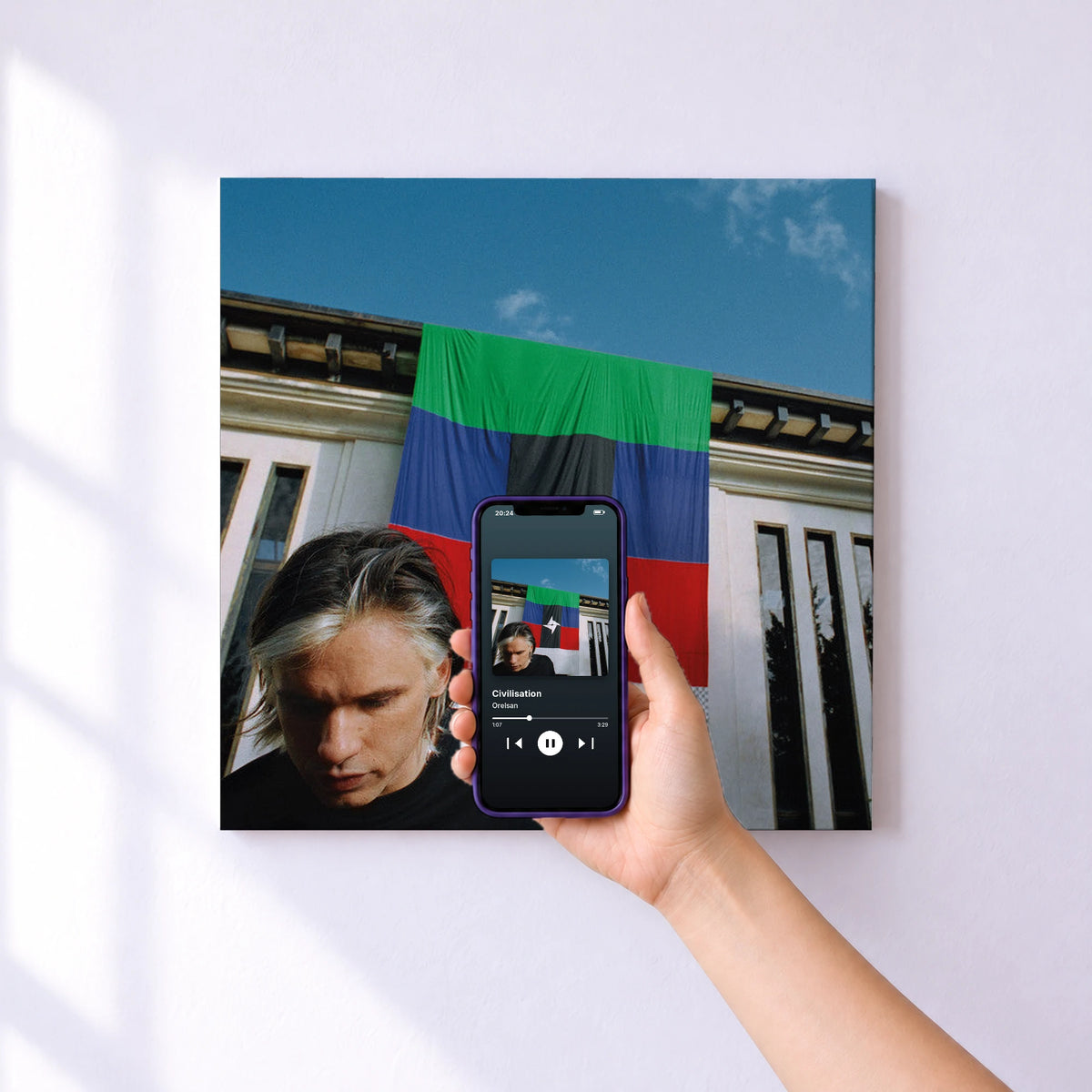 Affiche connectée Civilisation de Orelsan au mur : l'album se lance en approchant le téléphone
