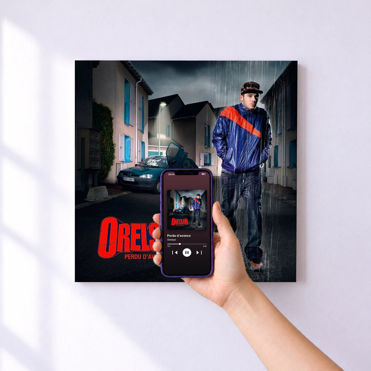 Affiche connectée Perdu d'avance de Orelsan au mur : l'album se lance en approchant le téléphone