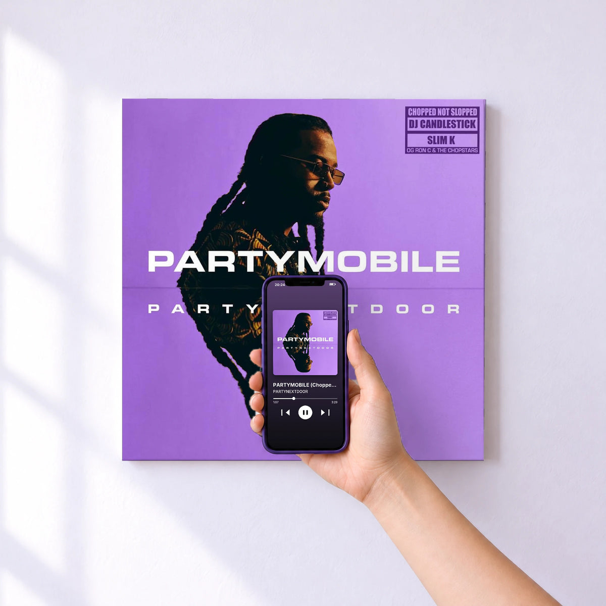 Affiche connectée PARTYMOBILE (Chopped Not Slopped) de PARTYNEXTDOOR au mur : l'album se lance en approchant le téléphone