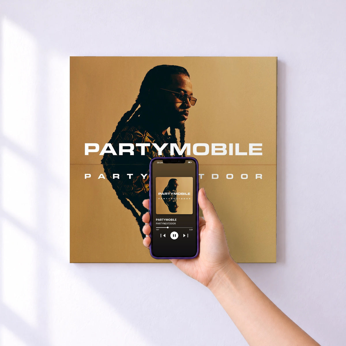 Affiche connectée PARTYMOBILE de PARTYNEXTDOOR au mur : l'album se lance en approchant le téléphone
