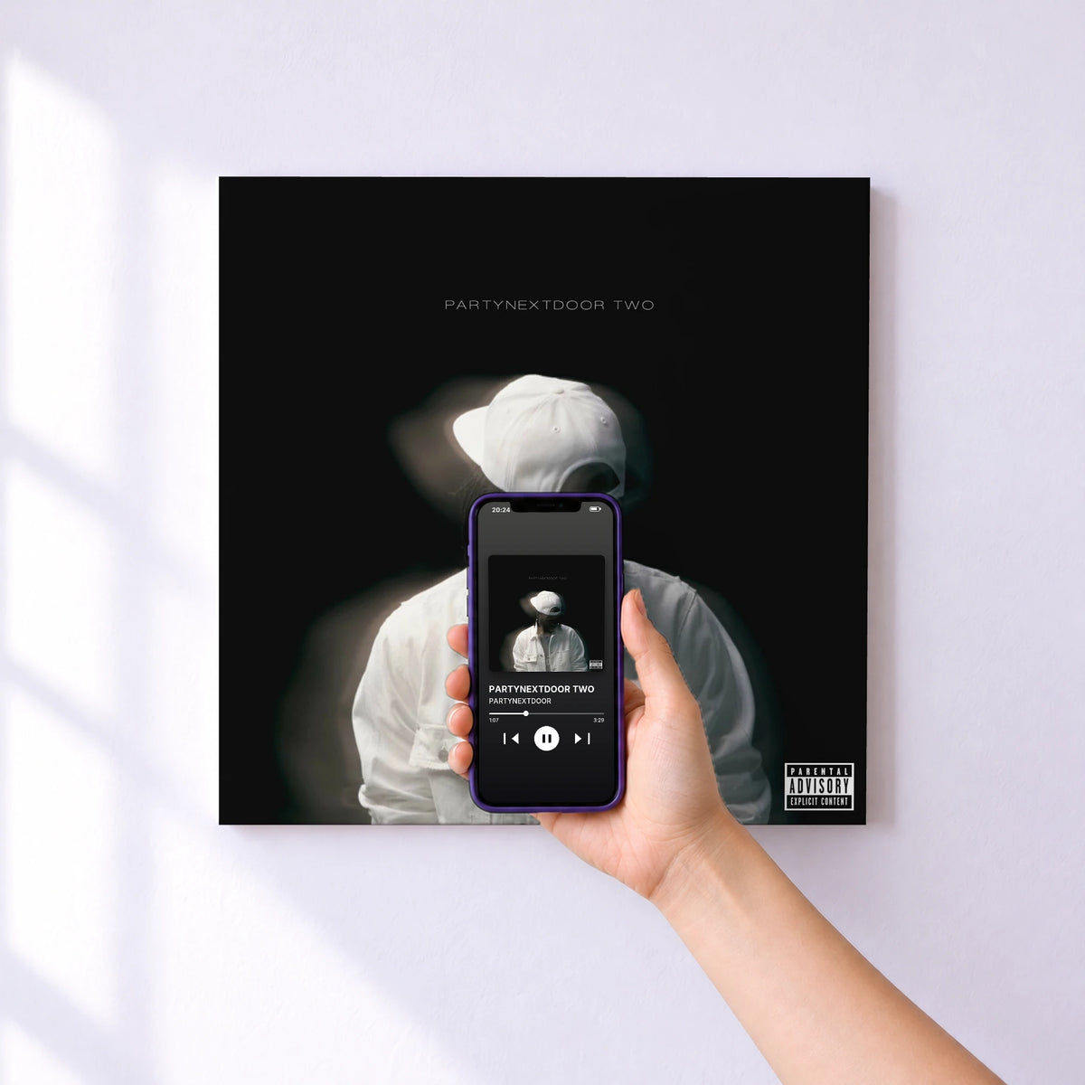 Affiche connectée PARTYNEXTDOOR TWO de PARTYNEXTDOOR au mur : l'album se lance en approchant le téléphone