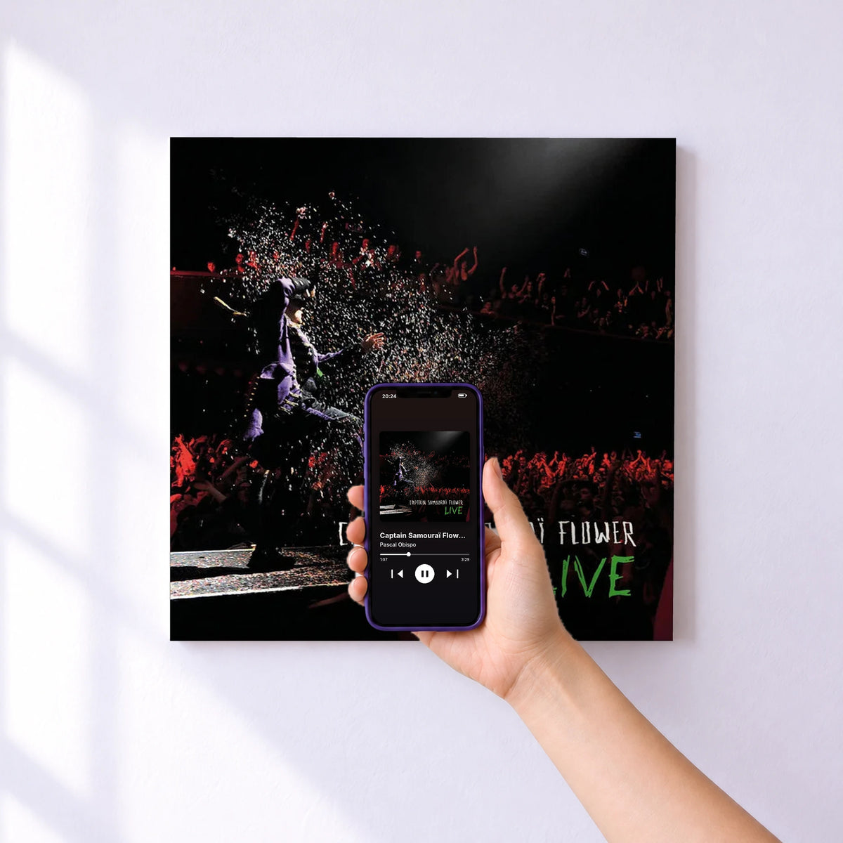 Affiche connectée Captain Samouraï Flower (Live) de Pascal Obispo au mur : l'album se lance en approchant le téléphone