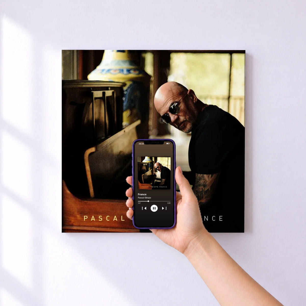 Affiche connectée France de Pascal Obispo au mur : l'album se lance en approchant le téléphone