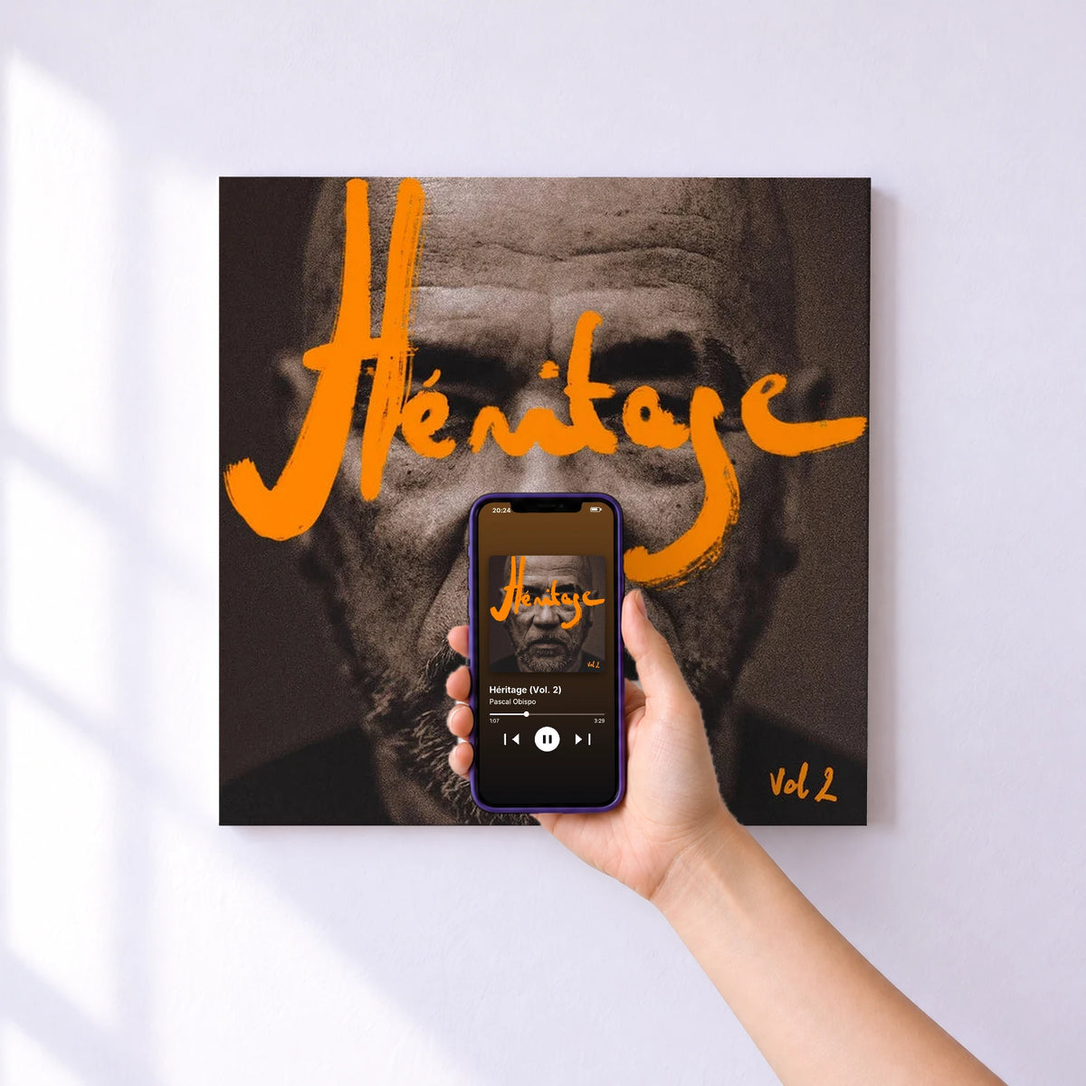 Affiche connectée Héritage (Vol. 2) de Pascal Obispo au mur : l'album se lance en approchant le téléphone