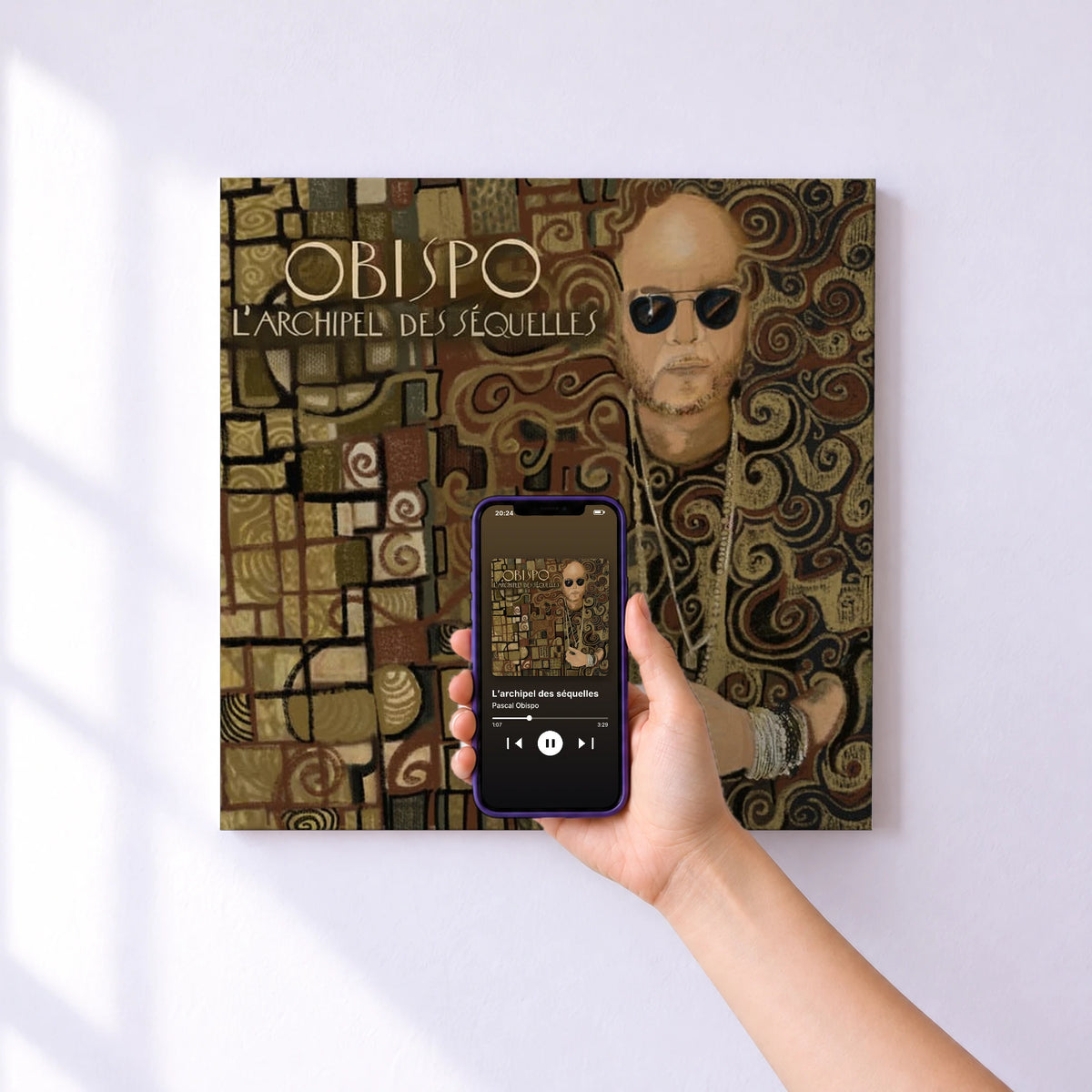 Affiche connectée L’archipel des séquelles de Pascal Obispo au mur : l'album se lance en approchant le téléphone