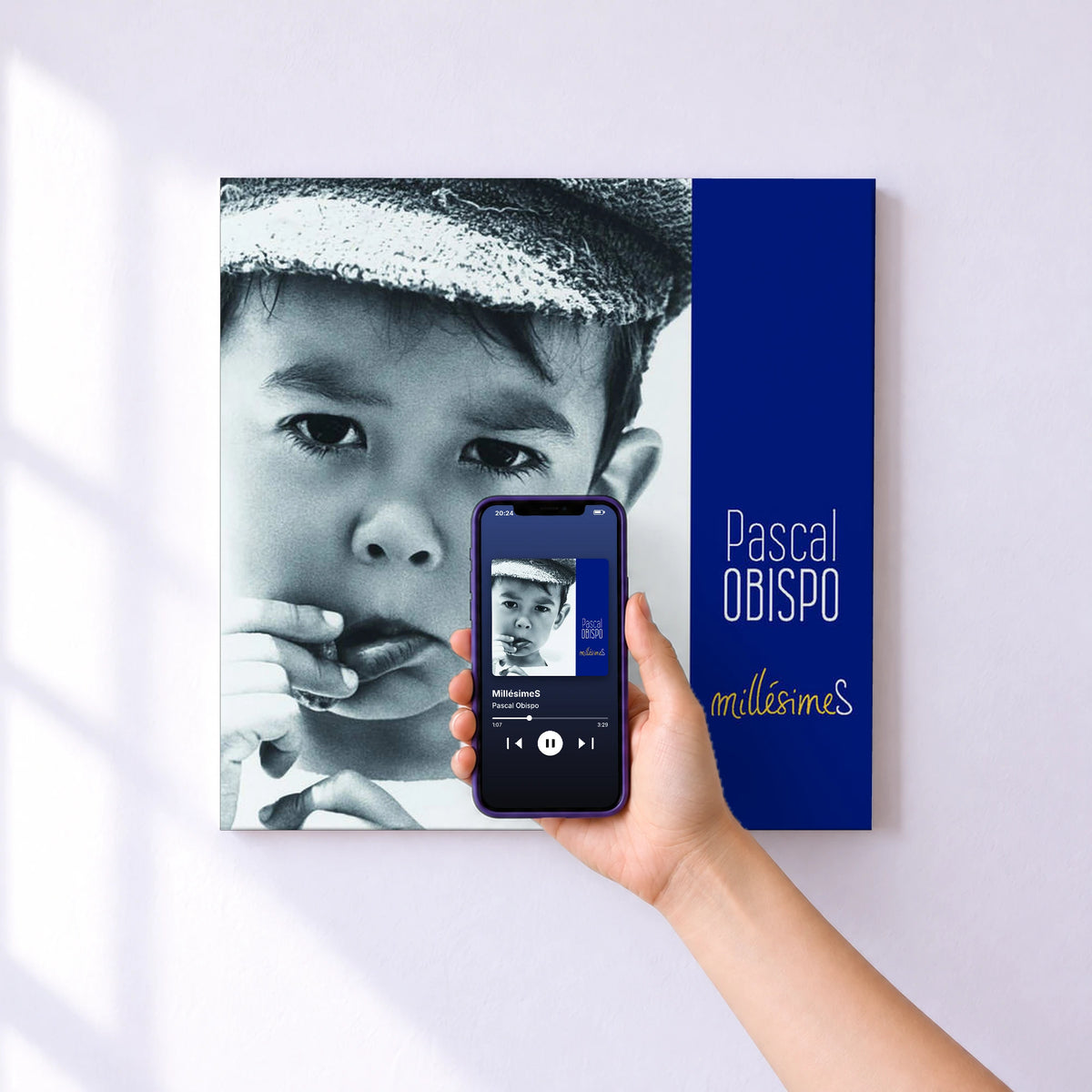 Affiche connectée MillésimeS de Pascal Obispo au mur : l'album se lance en approchant le téléphone