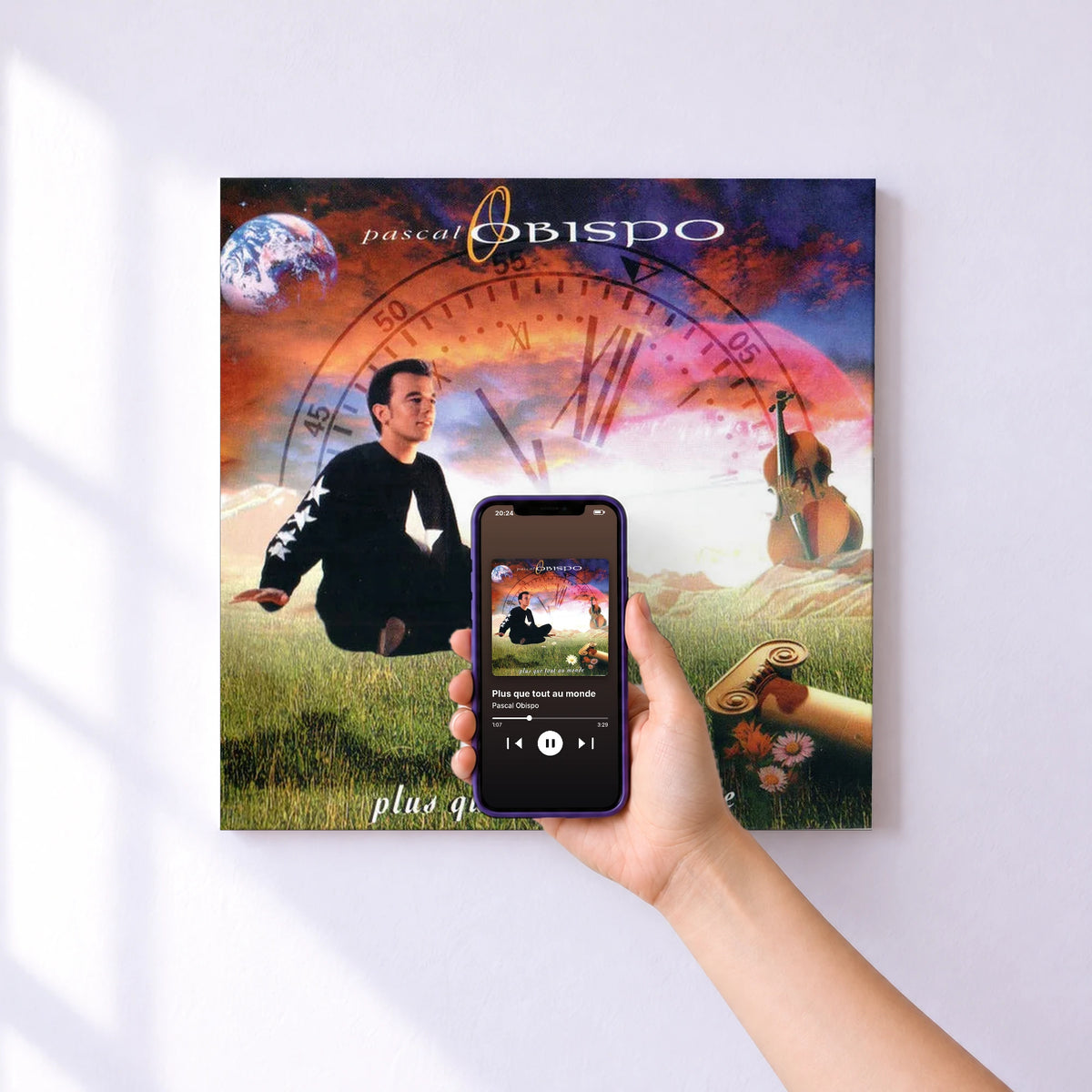 Affiche connectée Plus que tout au monde de Pascal Obispo au mur : l'album se lance en approchant le téléphone