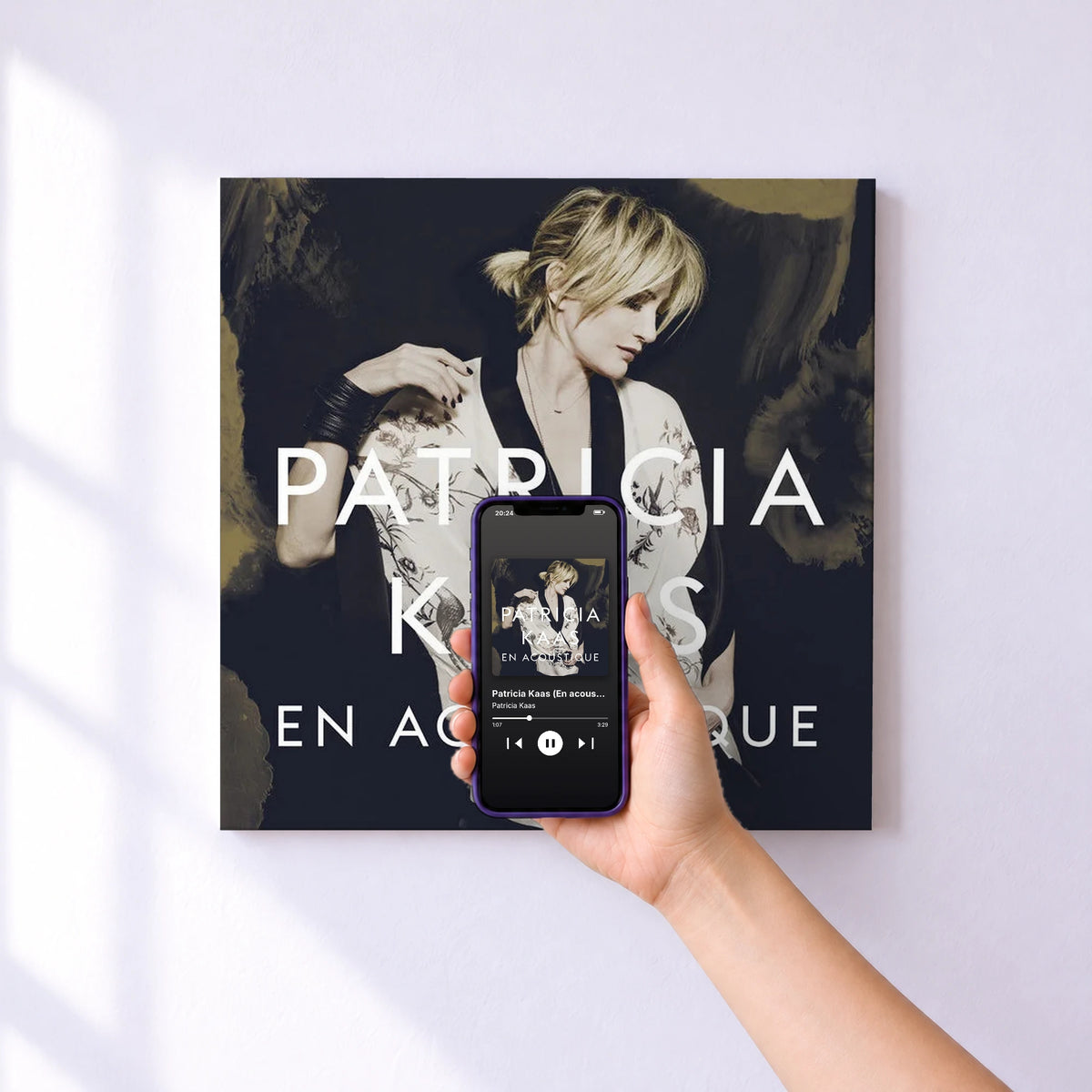 Affiche connectée Patricia Kaas (En acoustique) de Patricia Kaas au mur : l'album se lance en approchant le téléphone