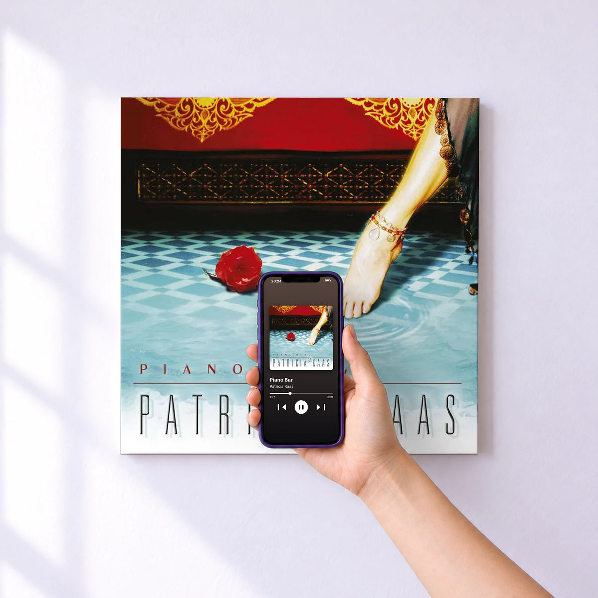 Affiche connectée Piano Bar de Patricia Kaas au mur : l'album se lance en approchant le téléphone