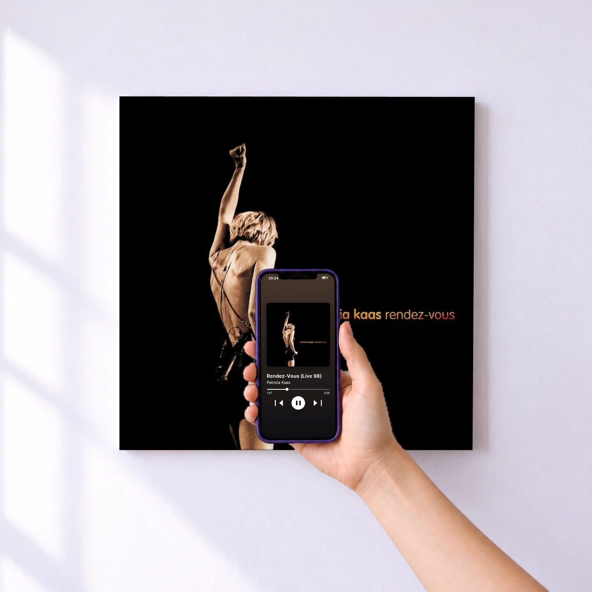 Affiche connectée Rendez-Vous (Live 98) de Patricia Kaas au mur : l'album se lance en approchant le téléphone