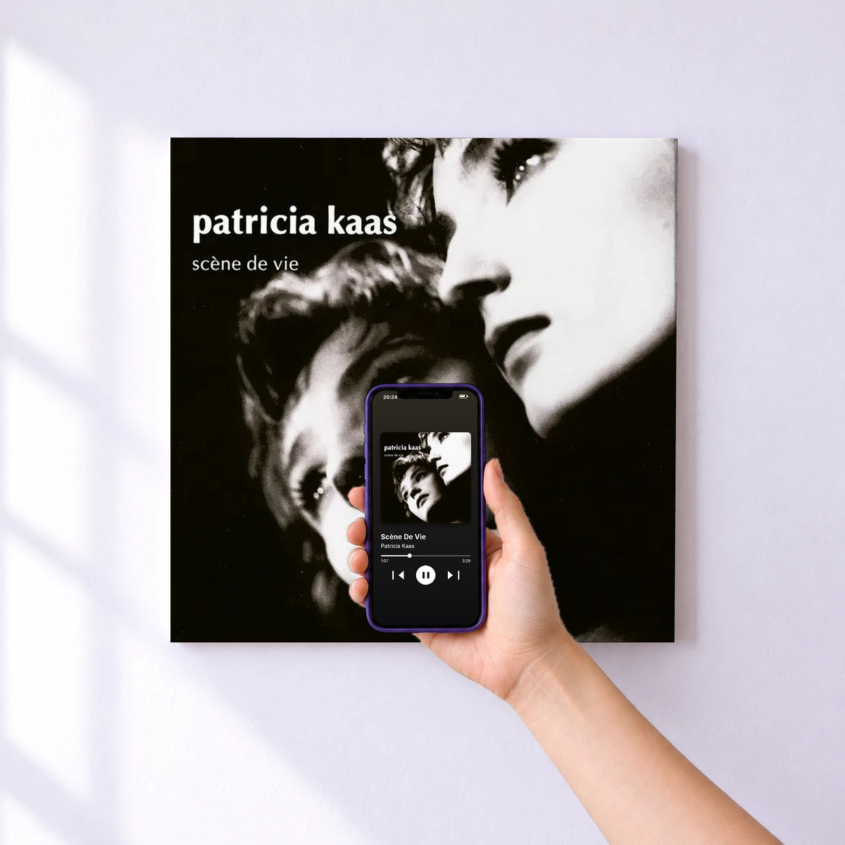 Affiche connectée Scène De Vie de Patricia Kaas au mur : l'album se lance en approchant le téléphone