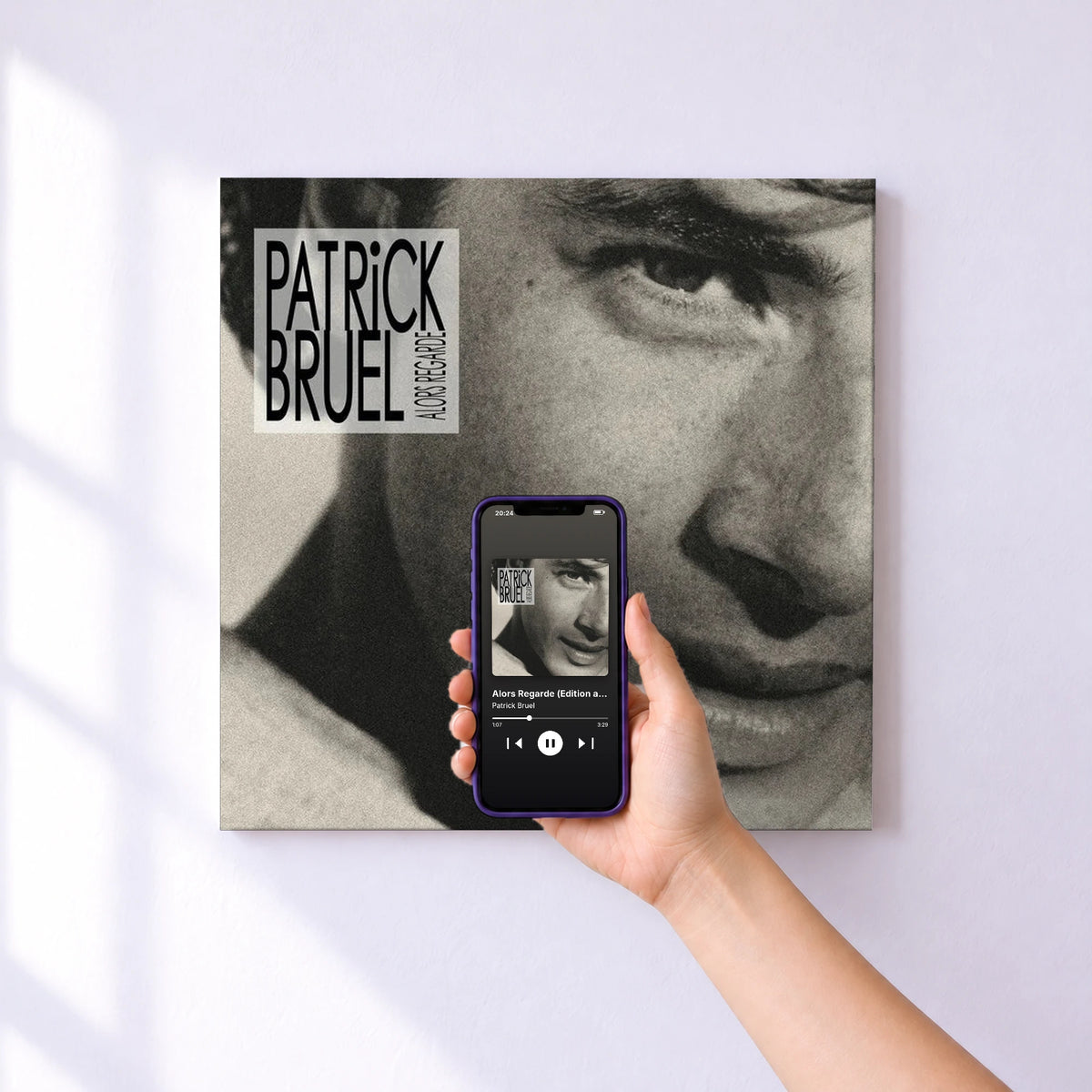 Affiche connectée Alors Regarde (Edition anniversaire) de Patrick Bruel au mur : l'album se lance en approchant le téléphone