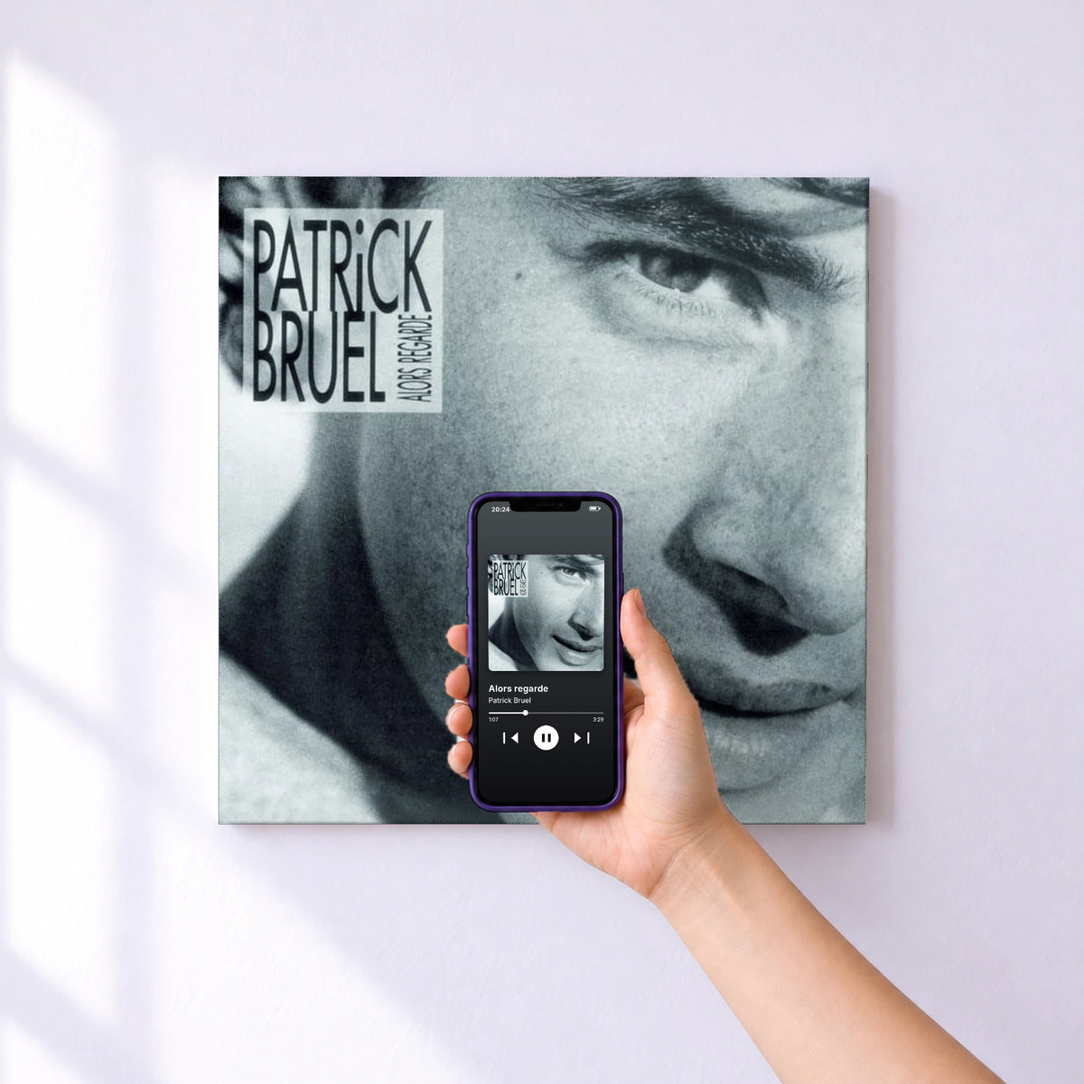 Affiche connectée Alors regarde de Patrick Bruel au mur : l'album se lance en approchant le téléphone