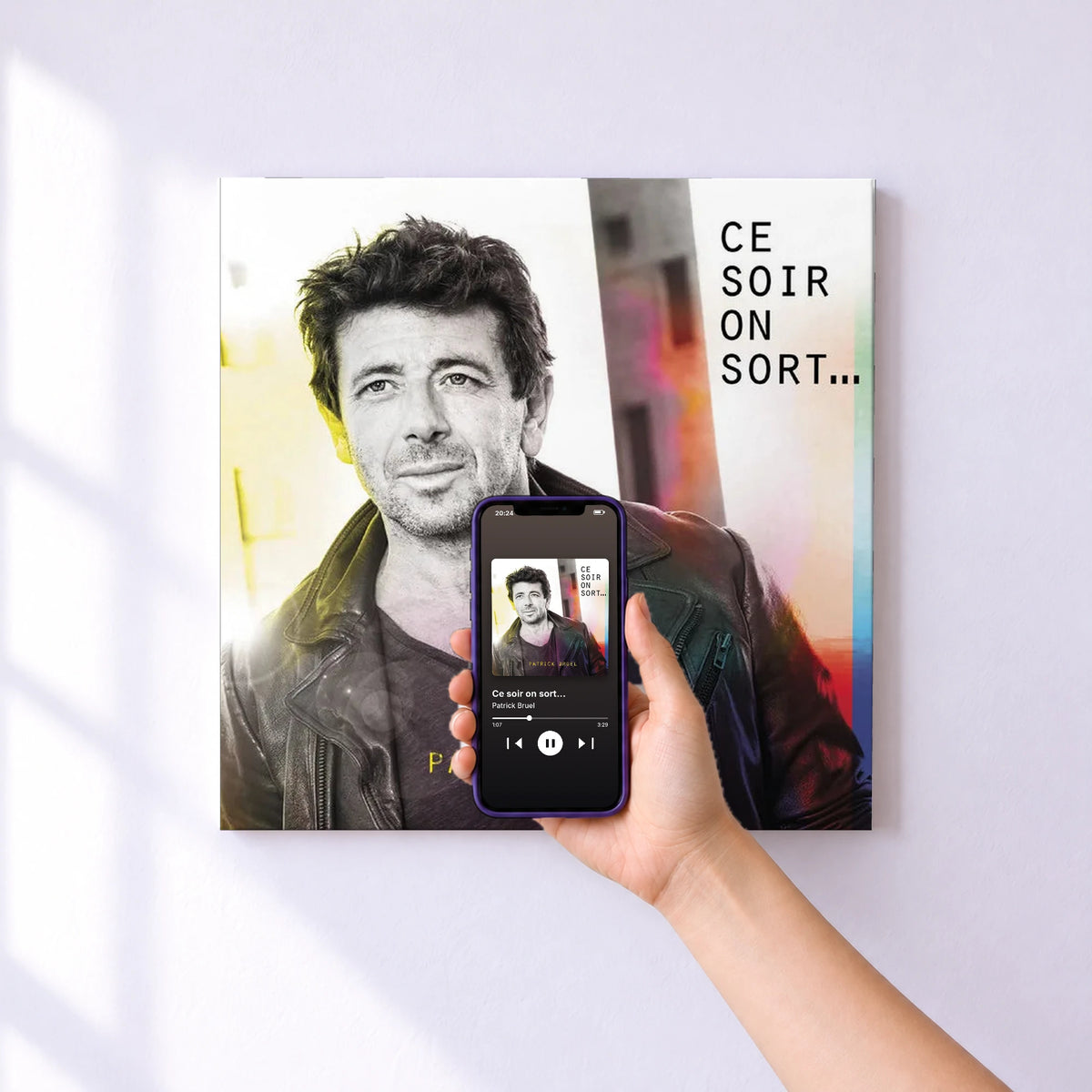 Affiche connectée Ce soir on sort... de Patrick Bruel au mur : l'album se lance en approchant le téléphone