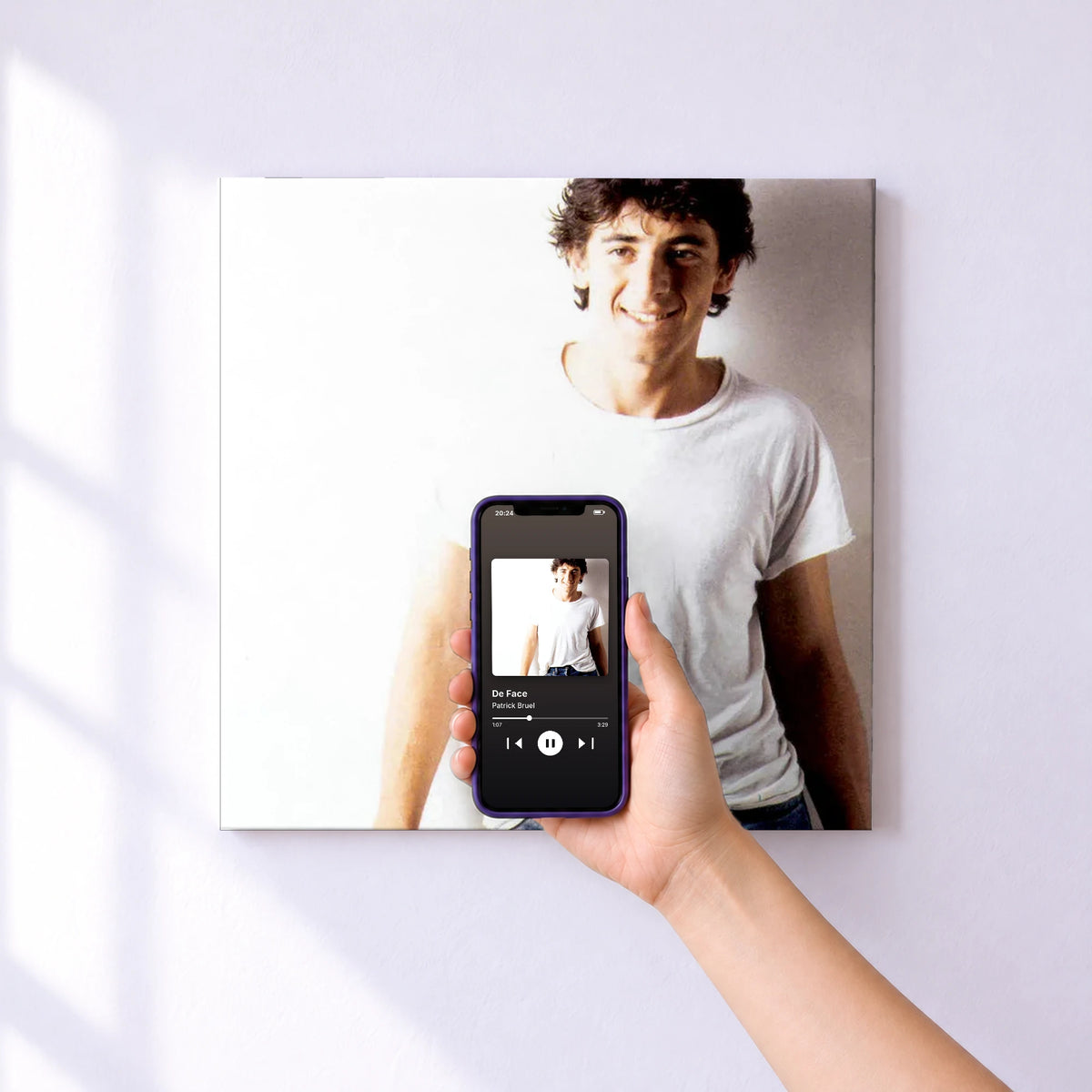 Affiche connectée De Face de Patrick Bruel au mur : l'album se lance en approchant le téléphone