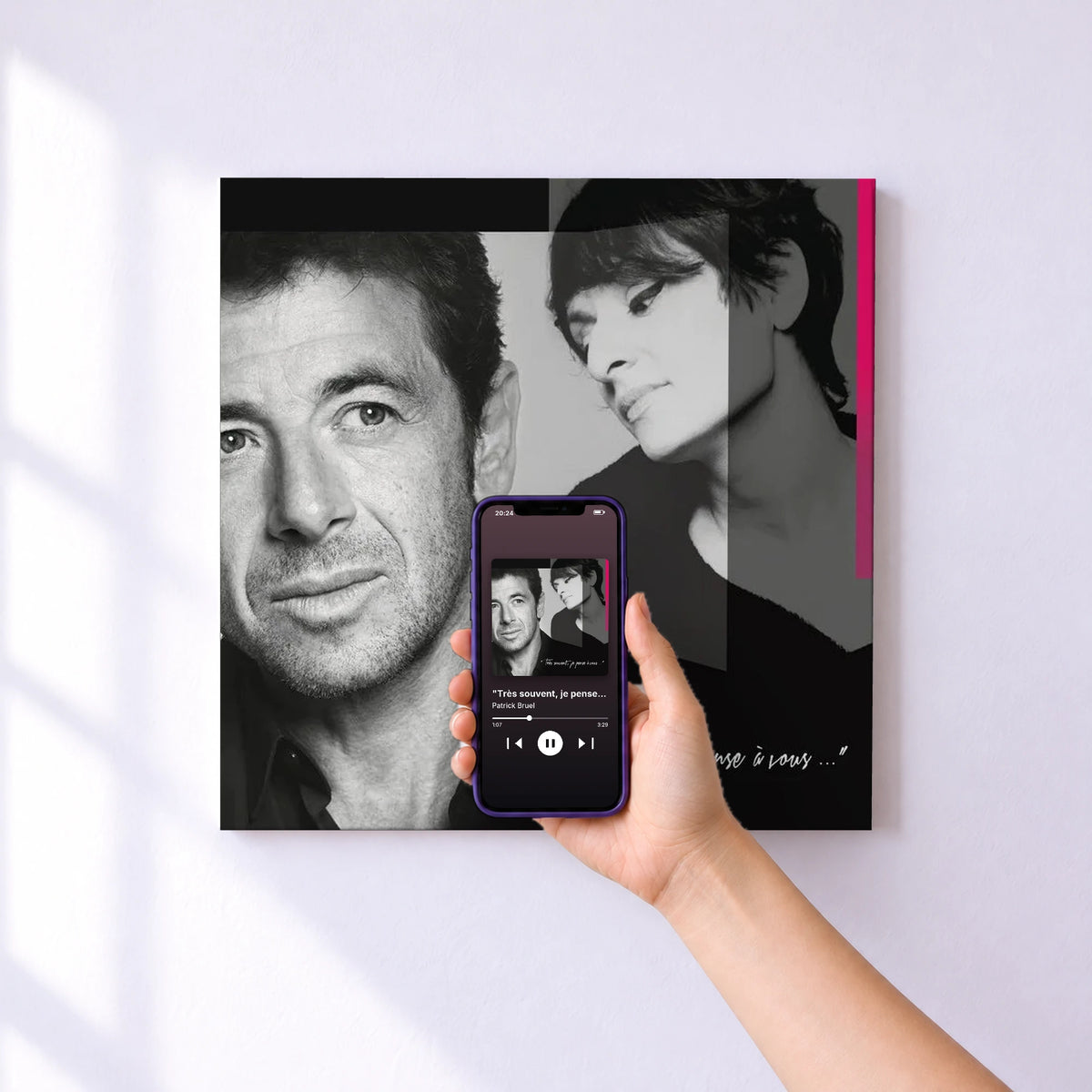 Affiche connectée "Très souvent, je pense à vous..." de Patrick Bruel au mur : l'album se lance en approchant le téléphone