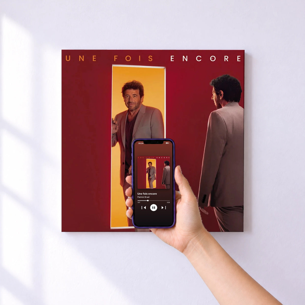 Affiche connectée Une fois encore de Patrick Bruel au mur : l'album se lance en approchant le téléphone