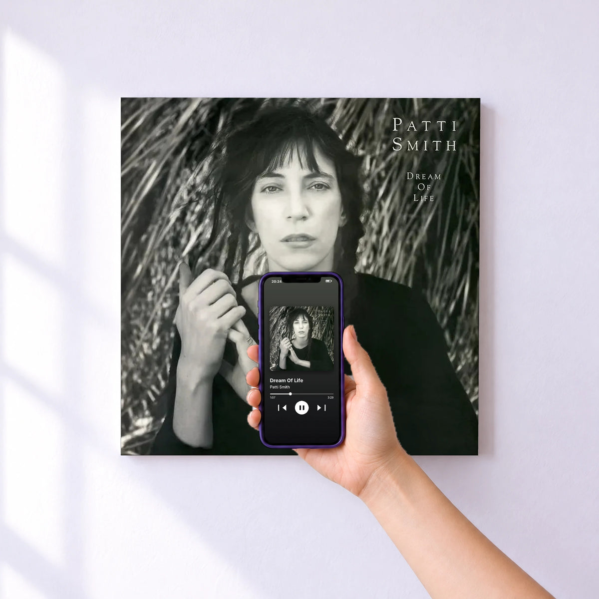 Affiche connectée Dream Of Life de Patti Smith au mur : l'album se lance en approchant le téléphone
