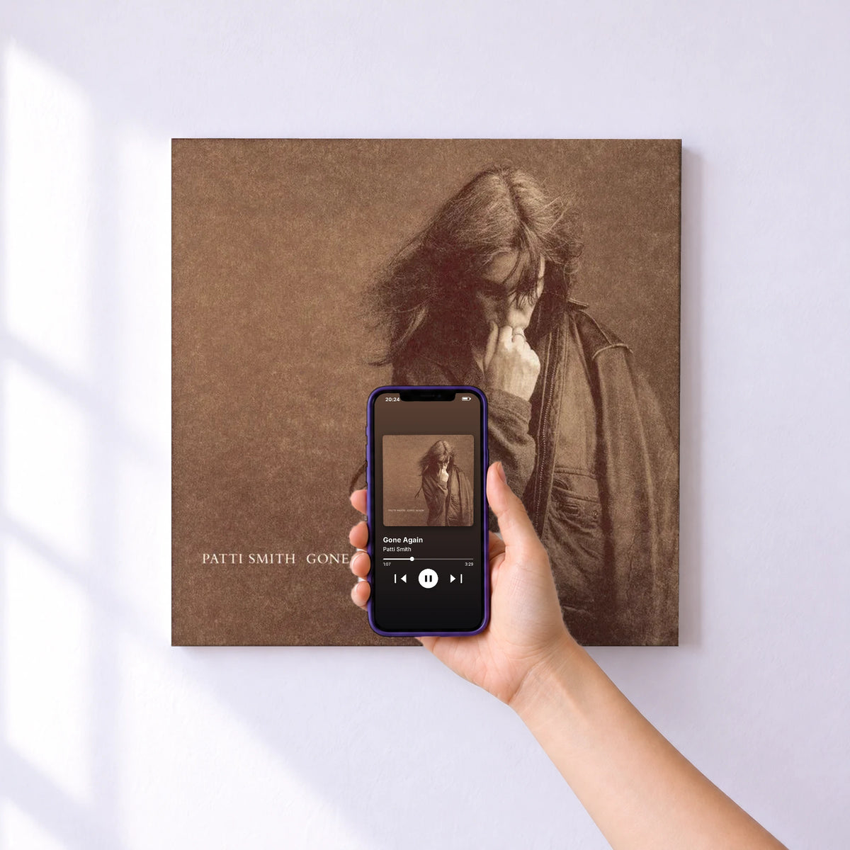 Affiche connectée Gone Again de Patti Smith au mur : l'album se lance en approchant le téléphone