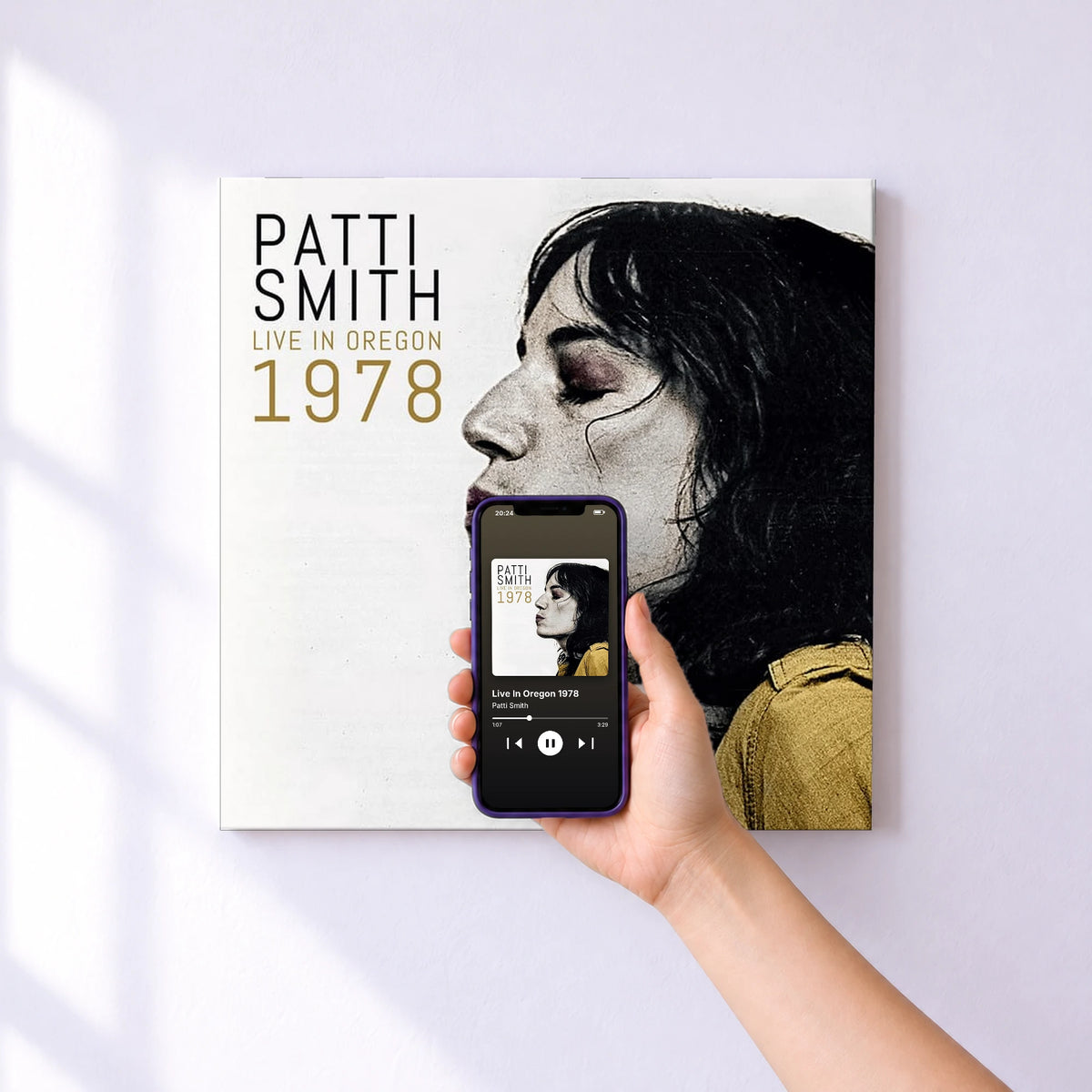 Affiche connectée Live In Oregon 1978 de Patti Smith au mur : l'album se lance en approchant le téléphone