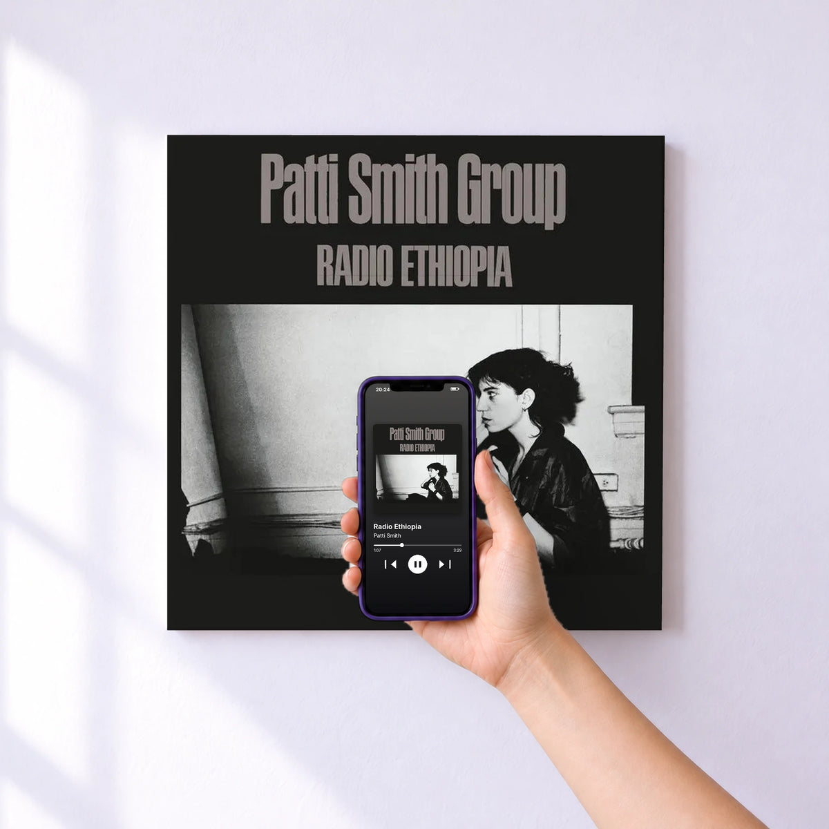 Affiche connectée Radio Ethiopia de Patti Smith au mur : l'album se lance en approchant le téléphone