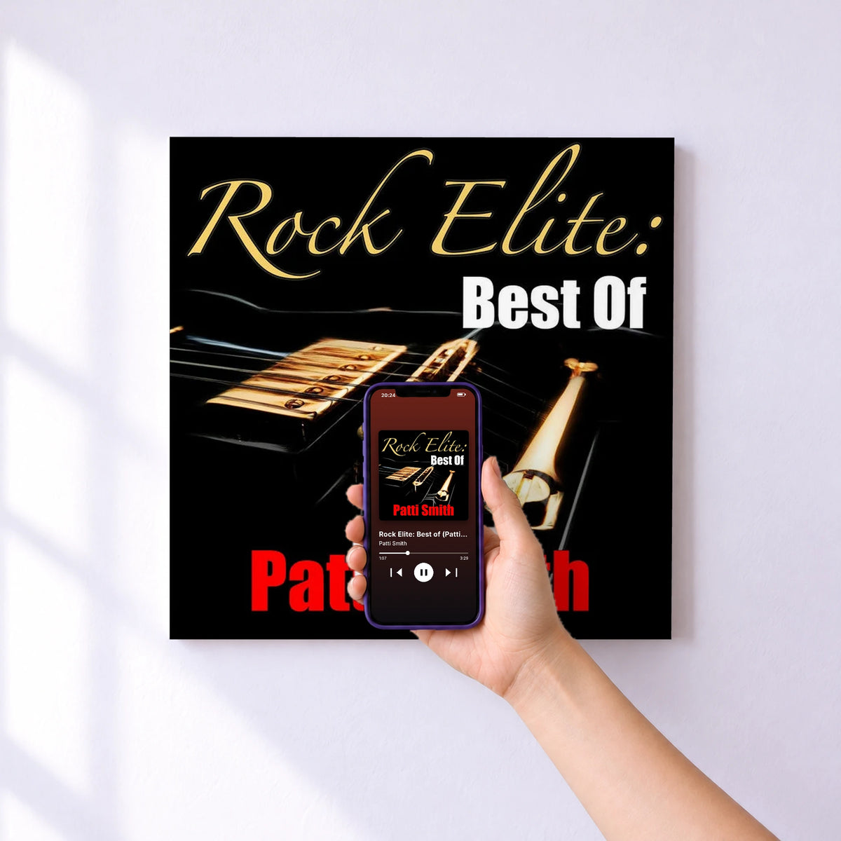 Affiche connectée Rock Elite: Best of (Patti Smith Collection) de Patti Smith au mur : l'album se lance en approchant le téléphone