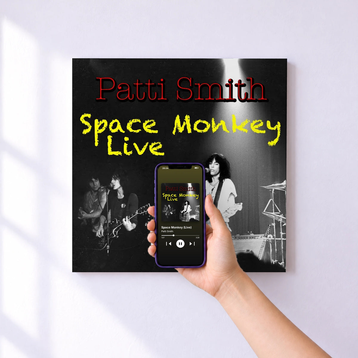 Affiche connectée Space Monkey (Live) de Patti Smith au mur : l'album se lance en approchant le téléphone