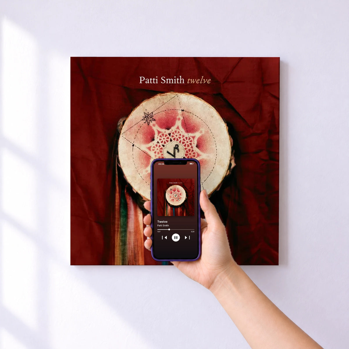Affiche connectée Twelve de Patti Smith au mur : l'album se lance en approchant le téléphone