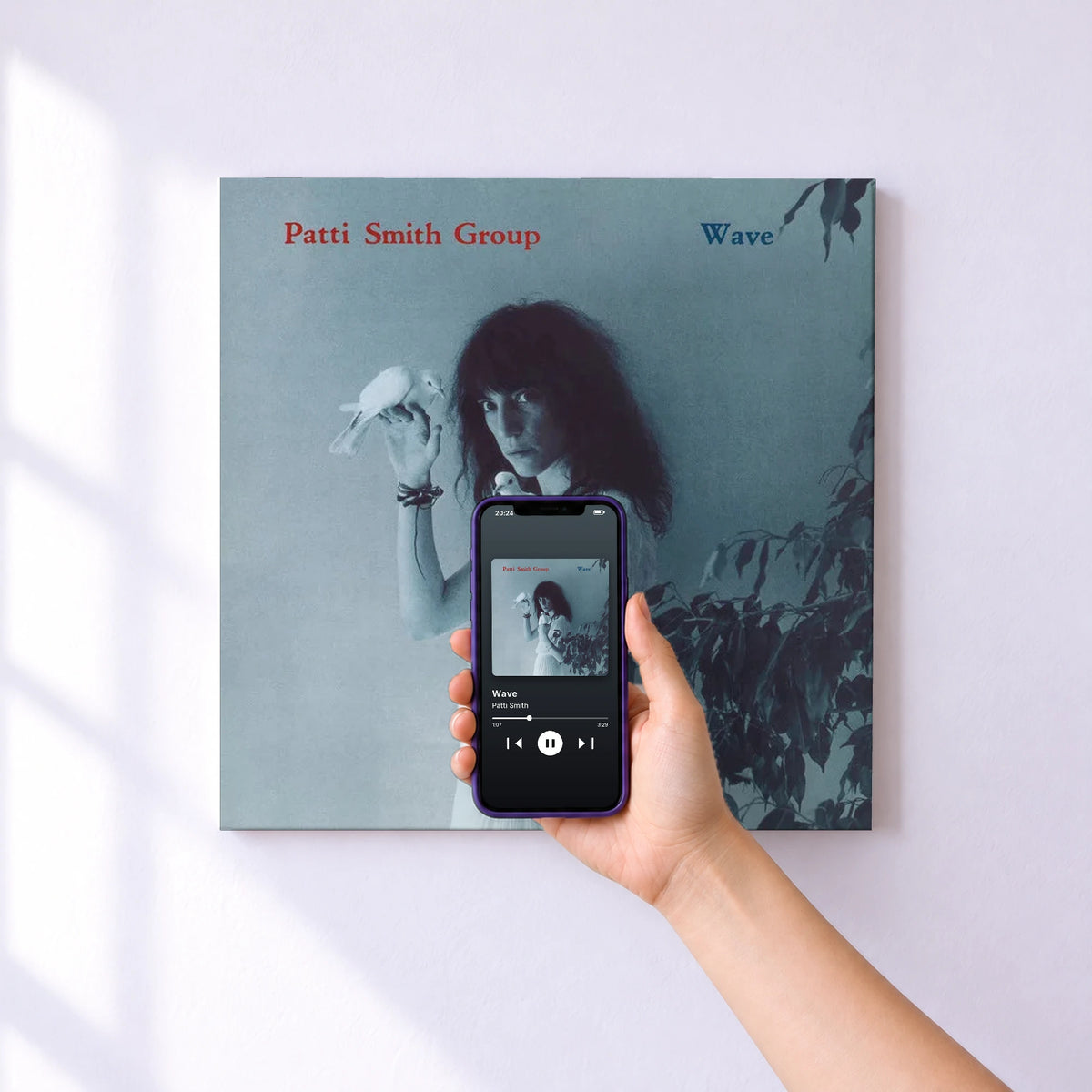 Affiche connectée Wave de Patti Smith au mur : l'album se lance en approchant le téléphone