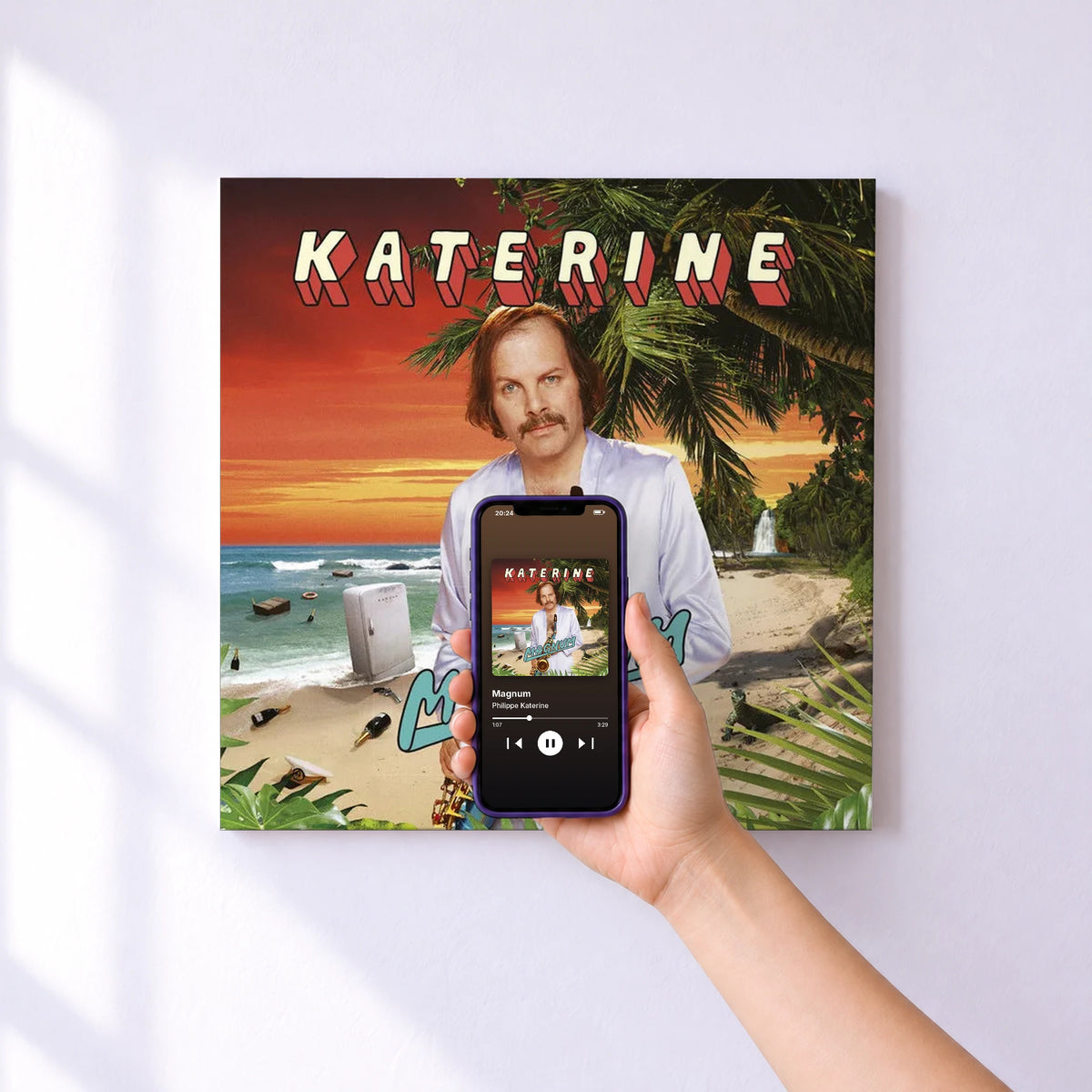 Affiche connectée Magnum de Philippe Katerine au mur : l'album se lance en approchant le téléphone
