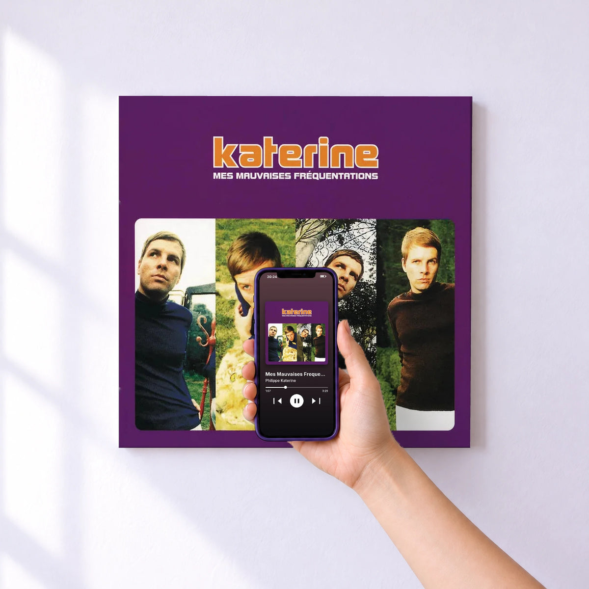 Affiche connectée Mes Mauvaises Frequentations de Philippe Katerine au mur : l'album se lance en approchant le téléphone