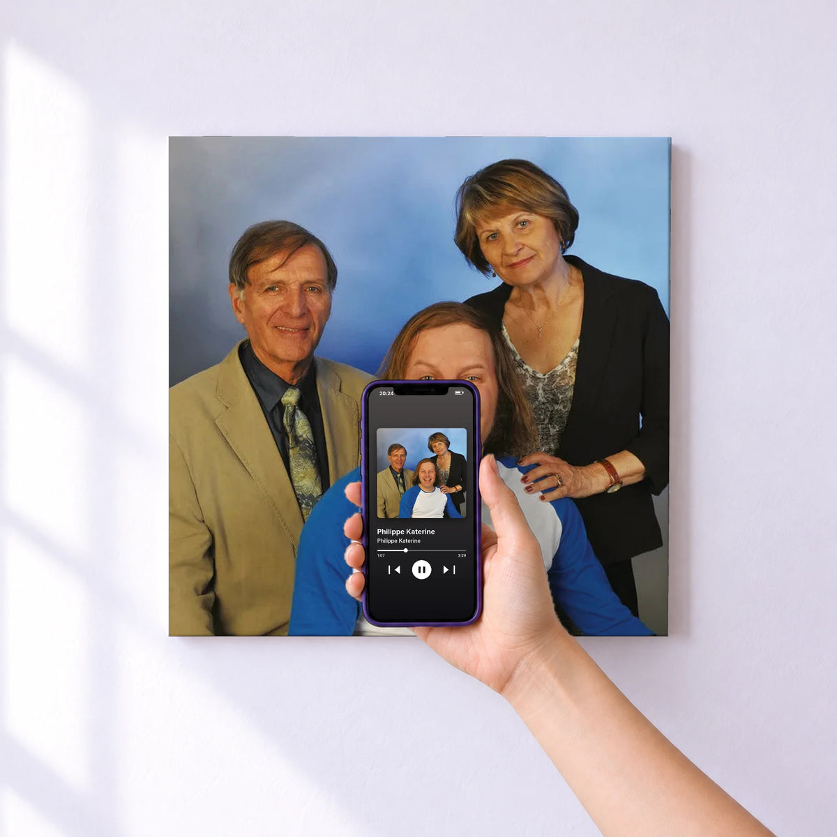 Affiche connectée Philippe Katerine de Philippe Katerine au mur : l'album se lance en approchant le téléphone