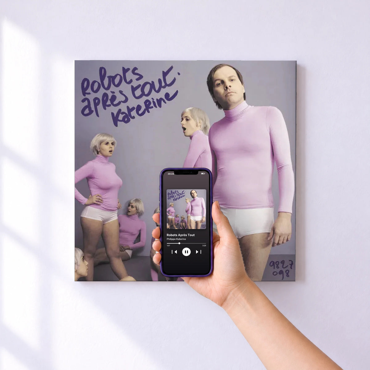 Affiche connectée Robots Après Tout de Philippe Katerine au mur : l'album se lance en approchant le téléphone