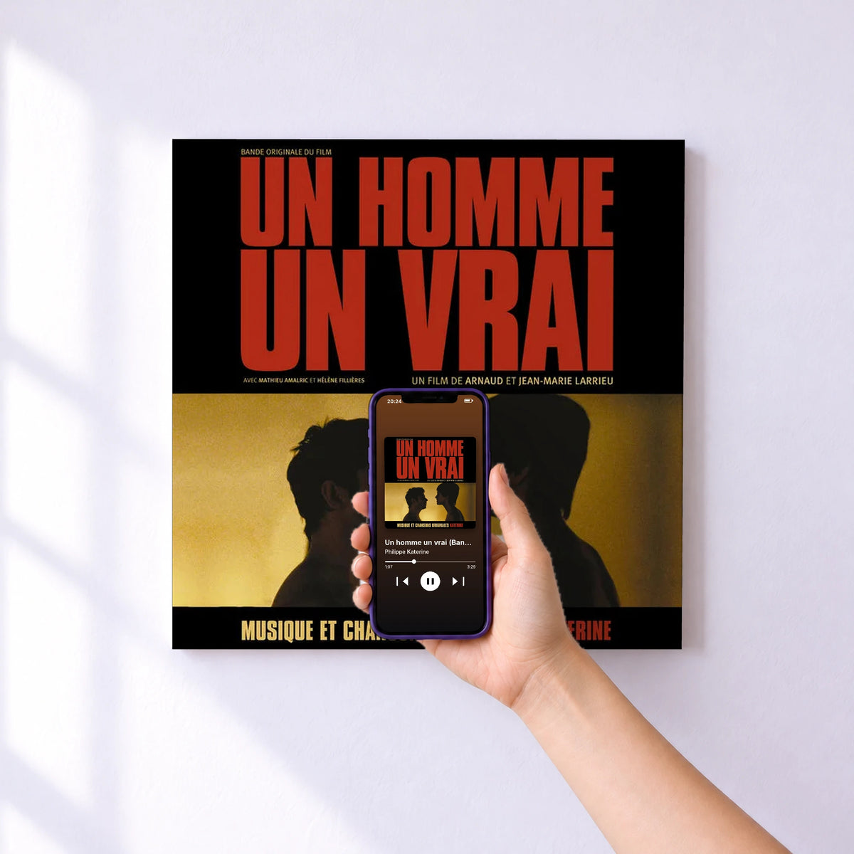 Affiche connectée Un homme un vrai (Bande originale du film) de Philippe Katerine au mur : l'album se lance en approchant le téléphone