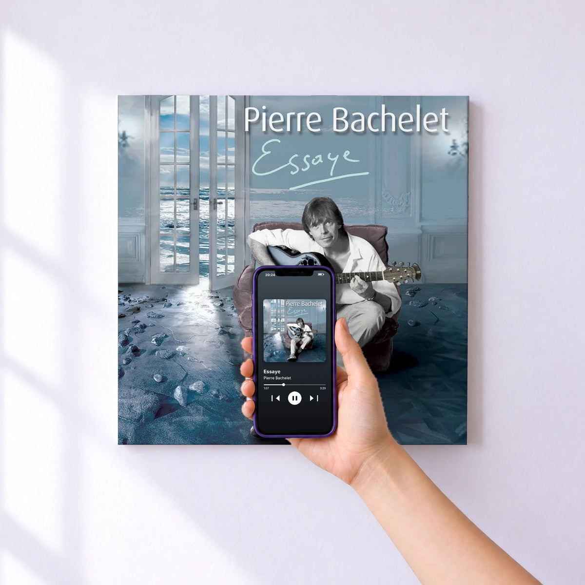 Affiche connectée Essaye de Pierre Bachelet au mur : l'album se lance en approchant le téléphone