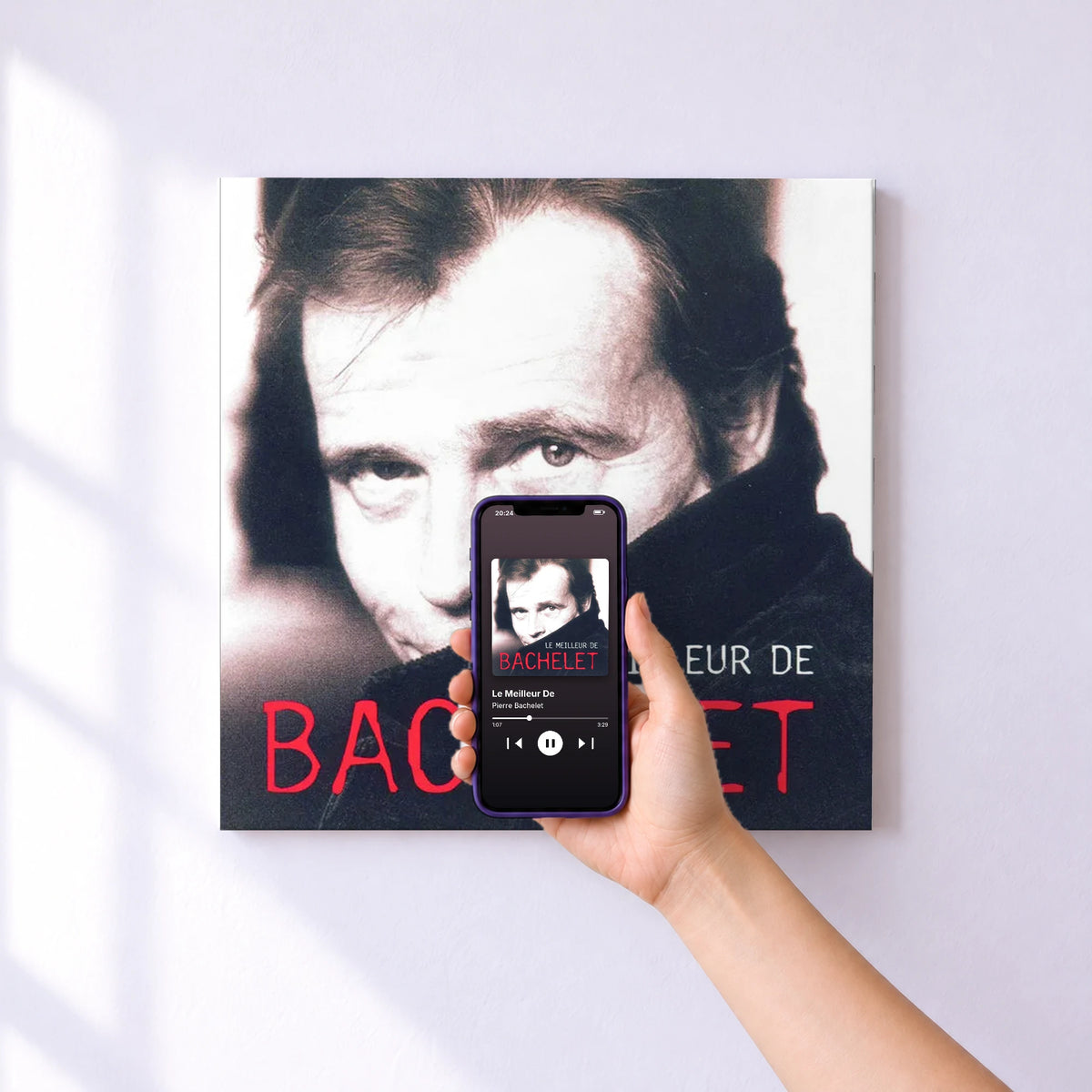 Affiche connectée Le Meilleur De de Pierre Bachelet au mur : l'album se lance en approchant le téléphone