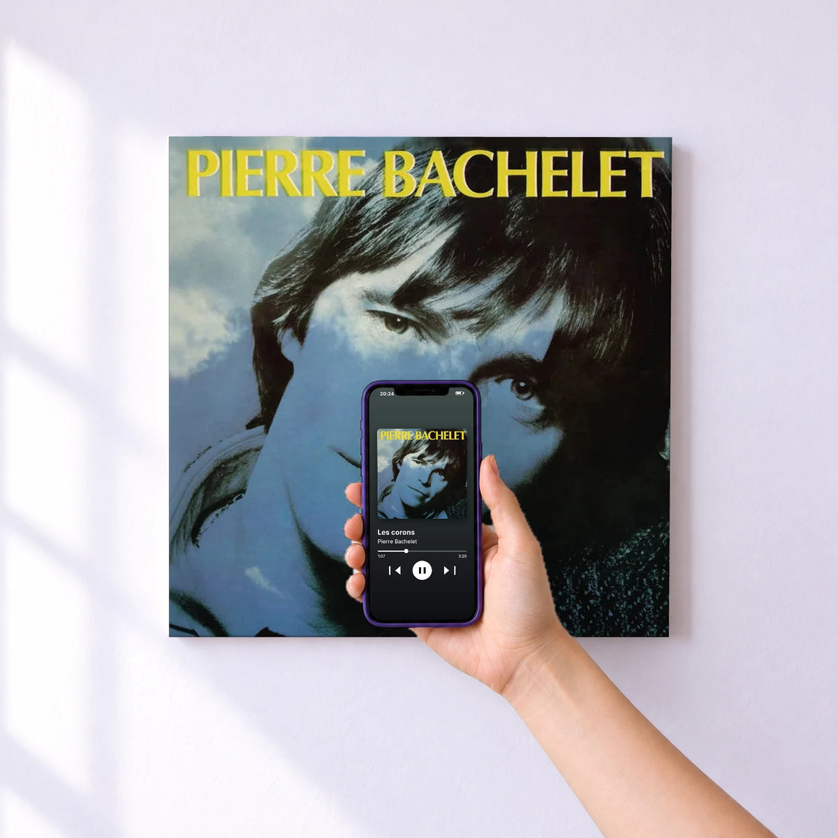 Affiche connectée Les corons de Pierre Bachelet au mur : l'album se lance en approchant le téléphone