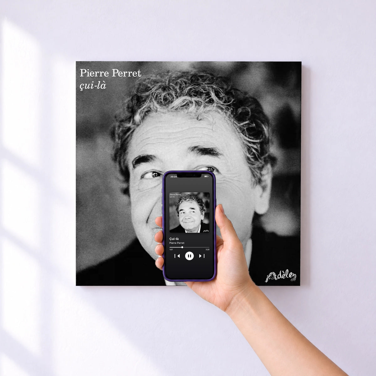 Affiche connectée Çui-là de Pierre Perret au mur : l'album se lance en approchant le téléphone