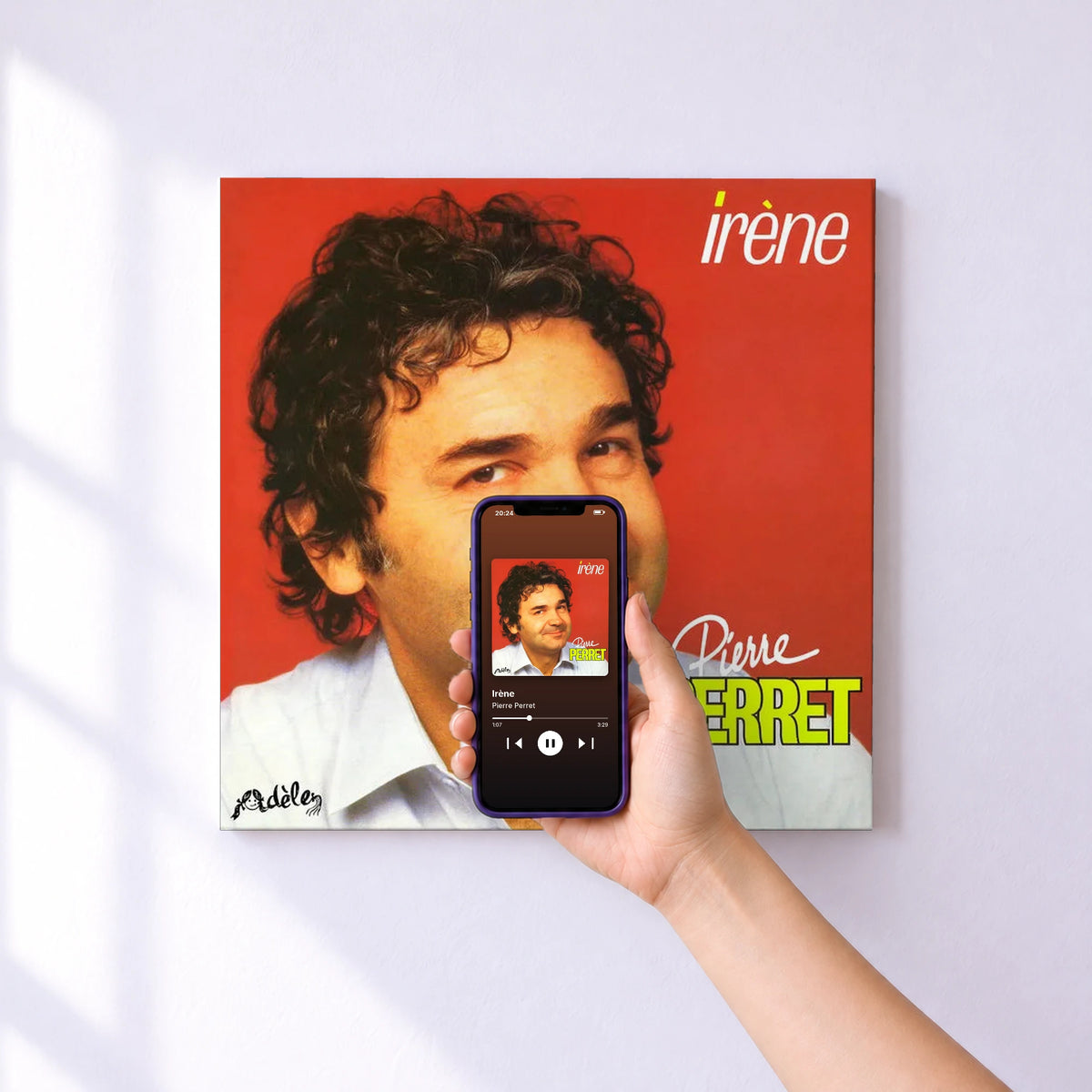 Affiche connectée Irène de Pierre Perret au mur : l'album se lance en approchant le téléphone