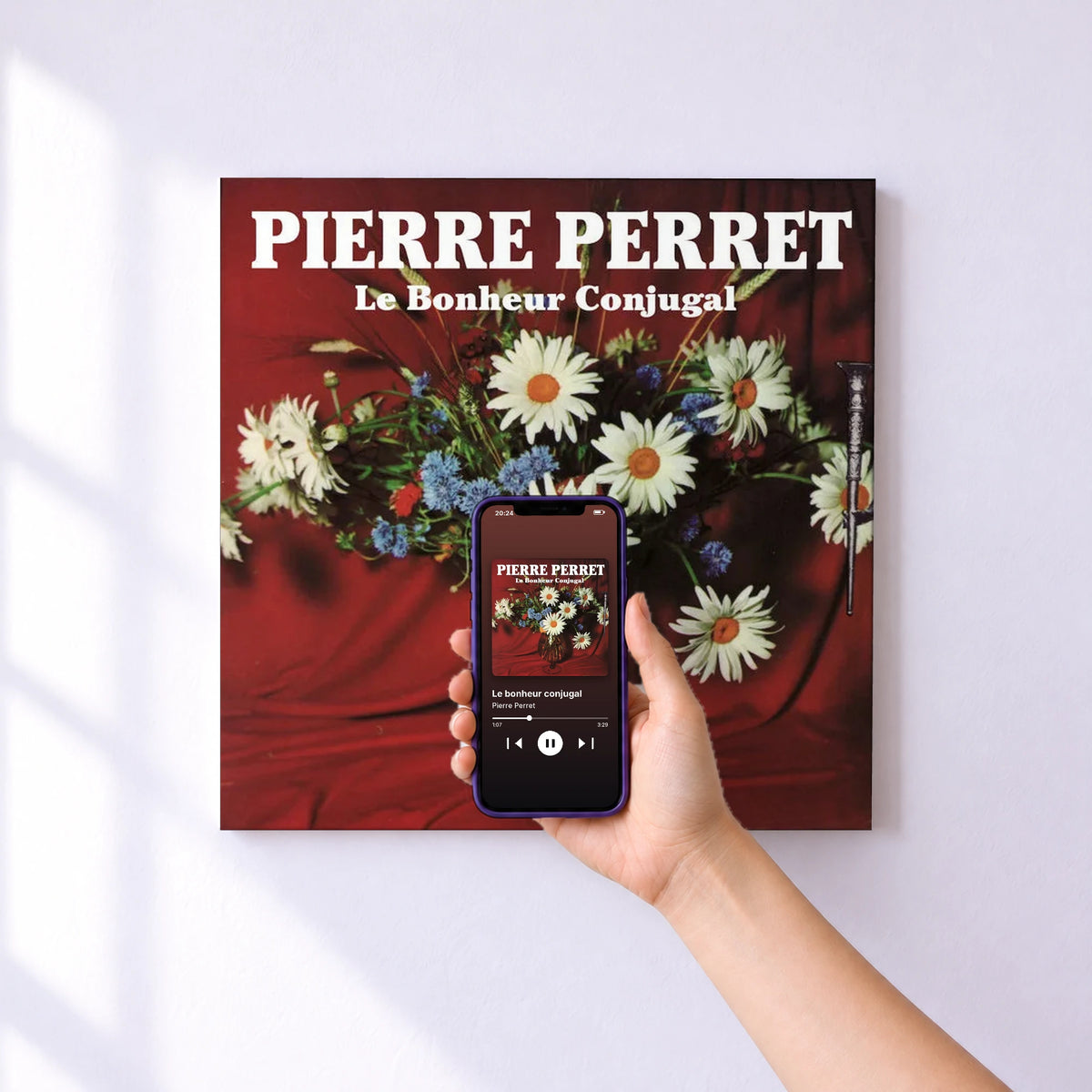 Affiche connectée Le bonheur conjugal de Pierre Perret au mur : l'album se lance en approchant le téléphone