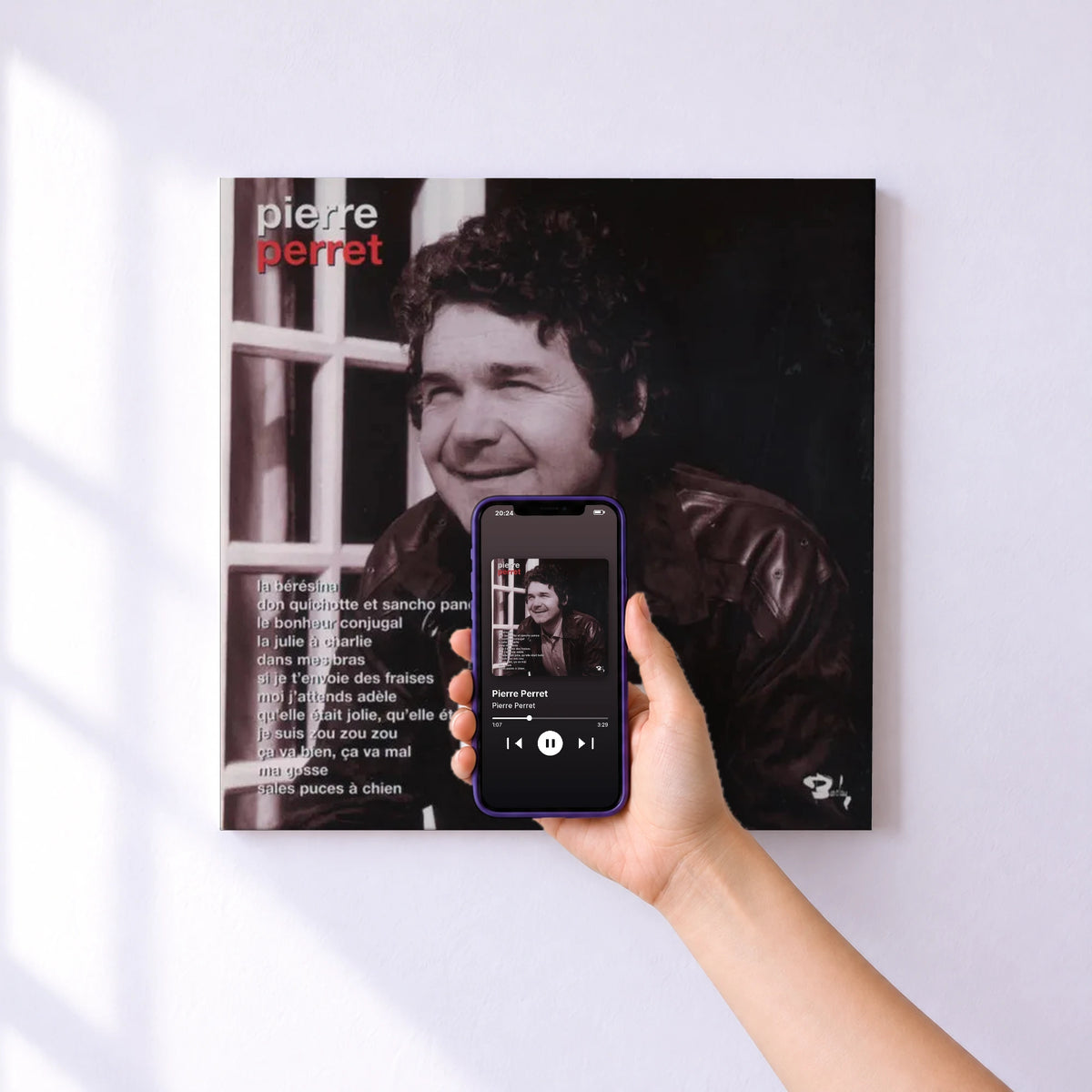 Affiche connectée Pierre Perret de Pierre Perret au mur : l'album se lance en approchant le téléphone