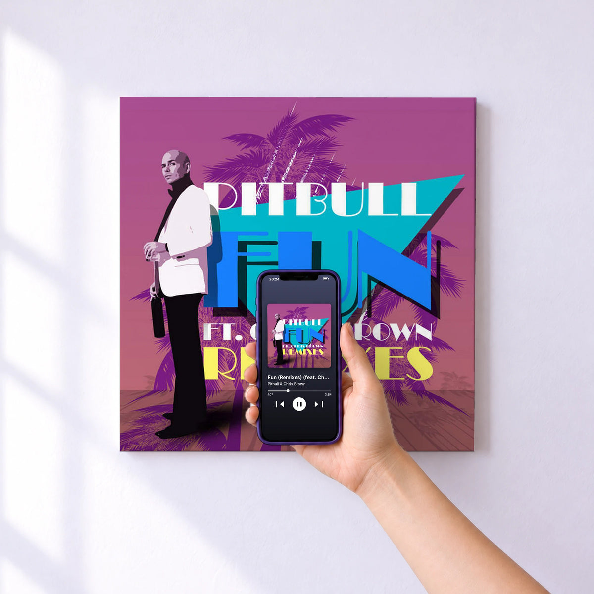 Affiche connectée Fun (Remixes) (feat. Chris Brown) de Pitbull & Chris Brown au mur : l'album se lance en approchant le téléphone