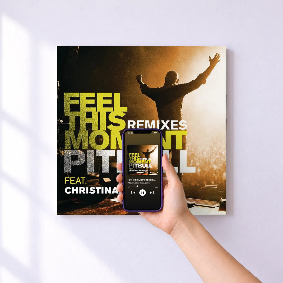 Affiche connectée Feel This Moment Remixes (feat. Christina Aguilera) de Pitbull & Christina Aguilera au mur : l'album se lance en approchant le téléphone