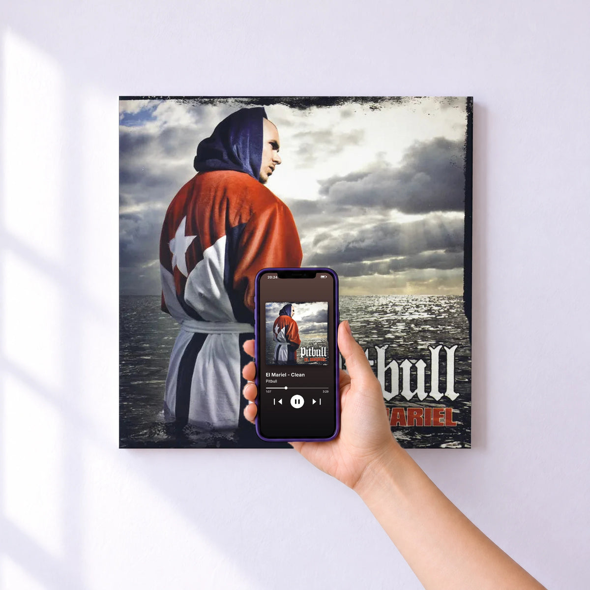 Affiche connectée El Mariel - Clean de Pitbull au mur : l'album se lance en approchant le téléphone