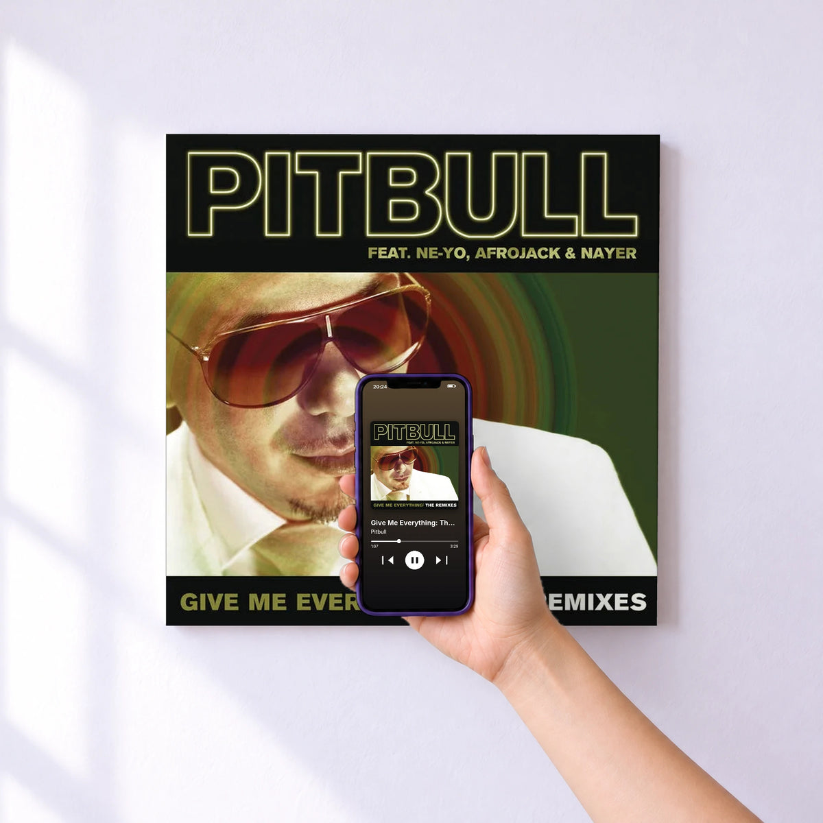 Affiche connectée Give Me Everything: The Remixes de Pitbull au mur : l'album se lance en approchant le téléphone