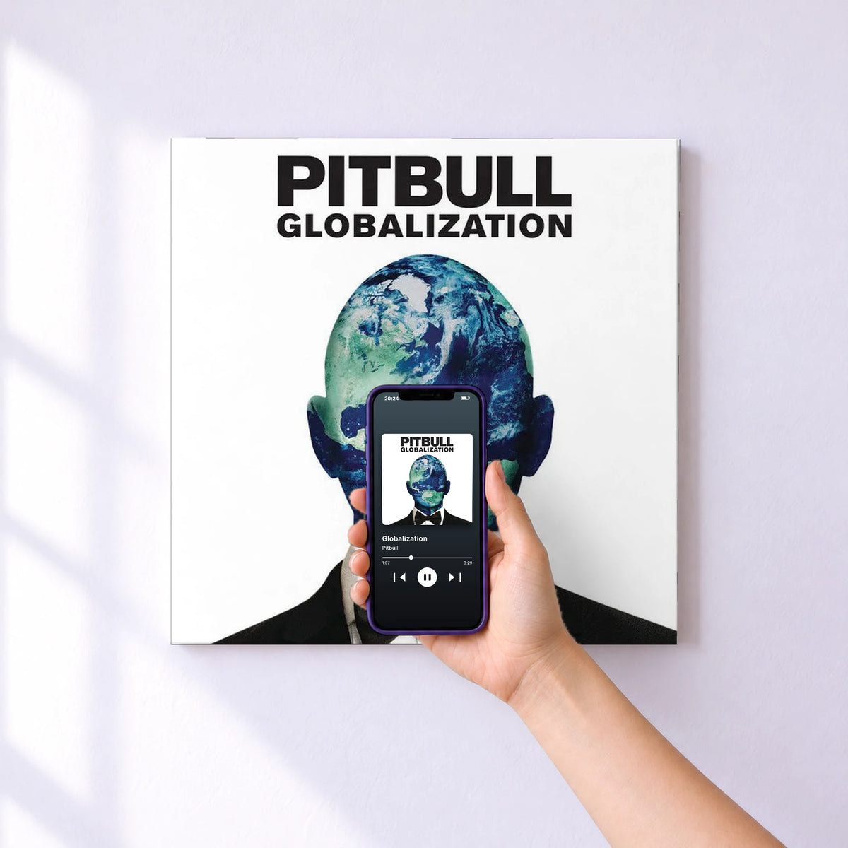 Affiche connectée Globalization de Pitbull au mur : l'album se lance en approchant le téléphone
